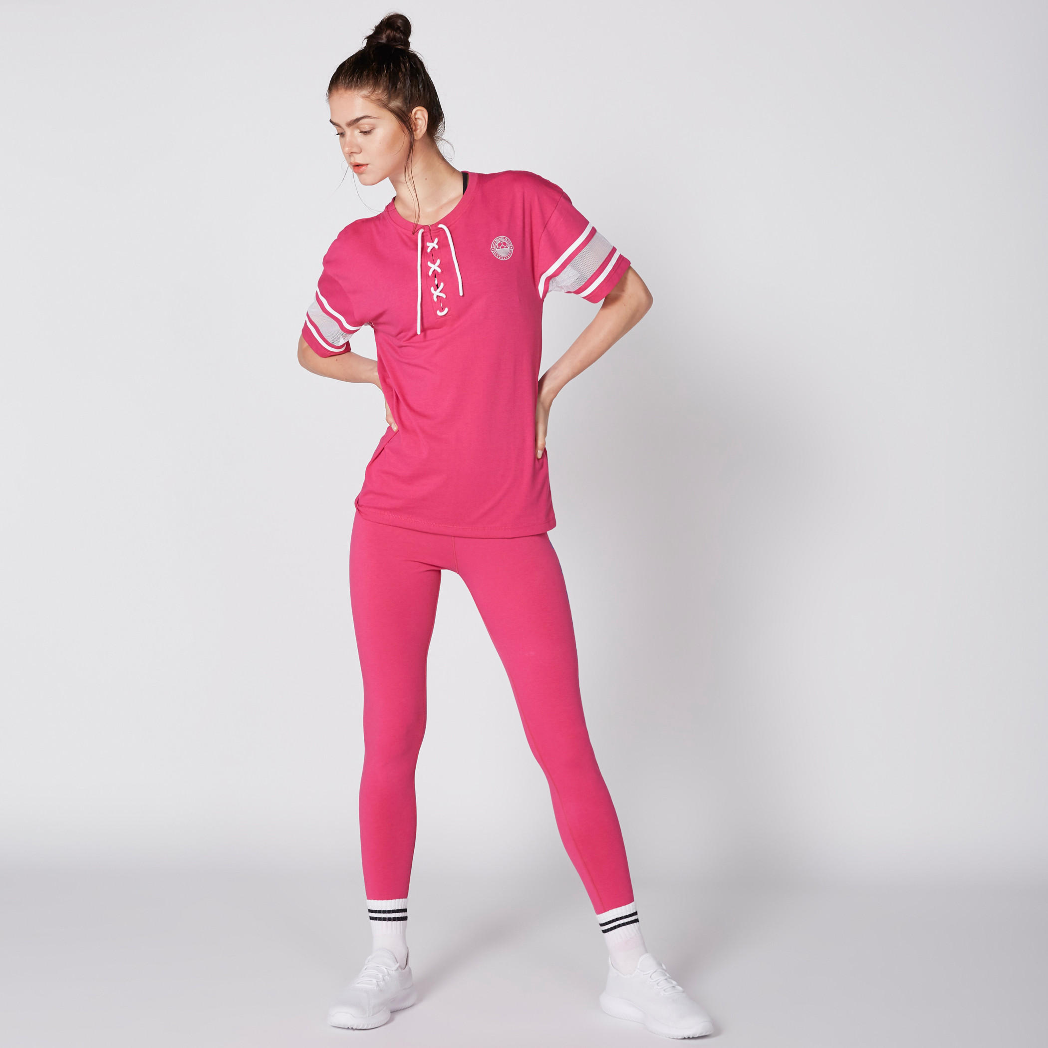 تيشيرت بياقة مستديرة وأكمام قصيرة وتفاصيل شبكية-women-clothing-shirtsandblouses-shirts-image-2