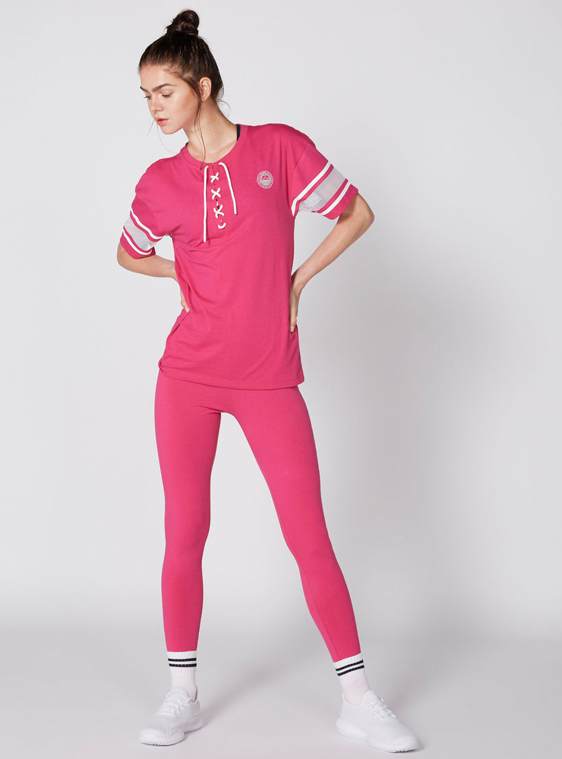تيشيرت بياقة مستديرة وأكمام قصيرة وتفاصيل شبكية-women-clothing-shirtsandblouses-shirts-image-2