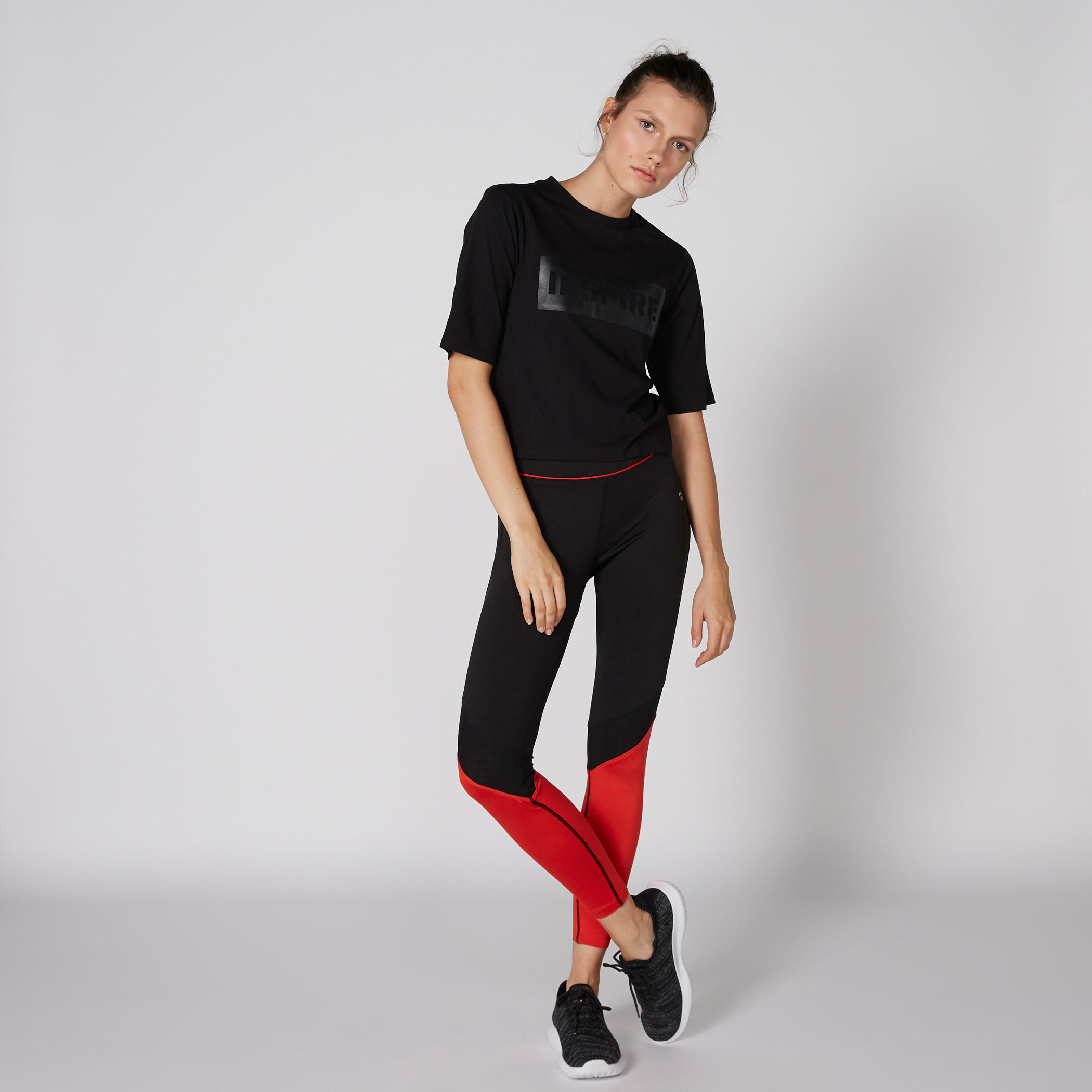 بلوزة قصيرة بياقة مستديرة وأكمام قصيرة وطبعات-women-clothing-sportswearandactivewear-tshirtsandvests-image-1