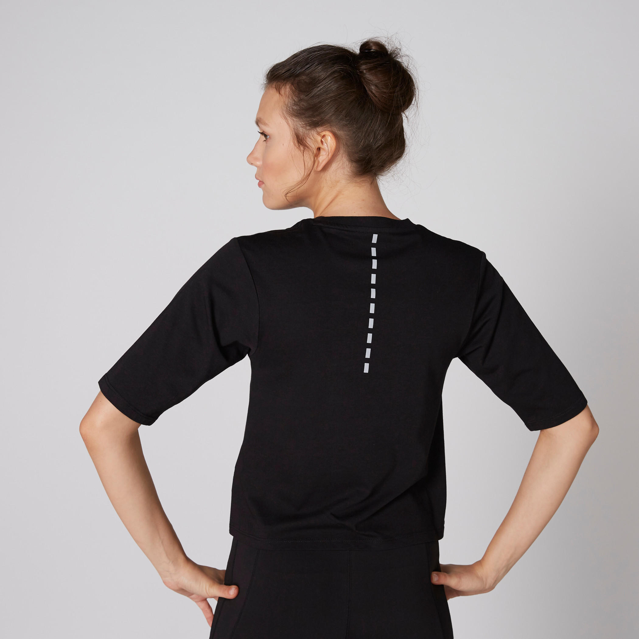 بلوزة قصيرة بياقة مستديرة وأكمام قصيرة وطبعات-women-clothing-sportswearandactivewear-tshirtsandvests-image-2