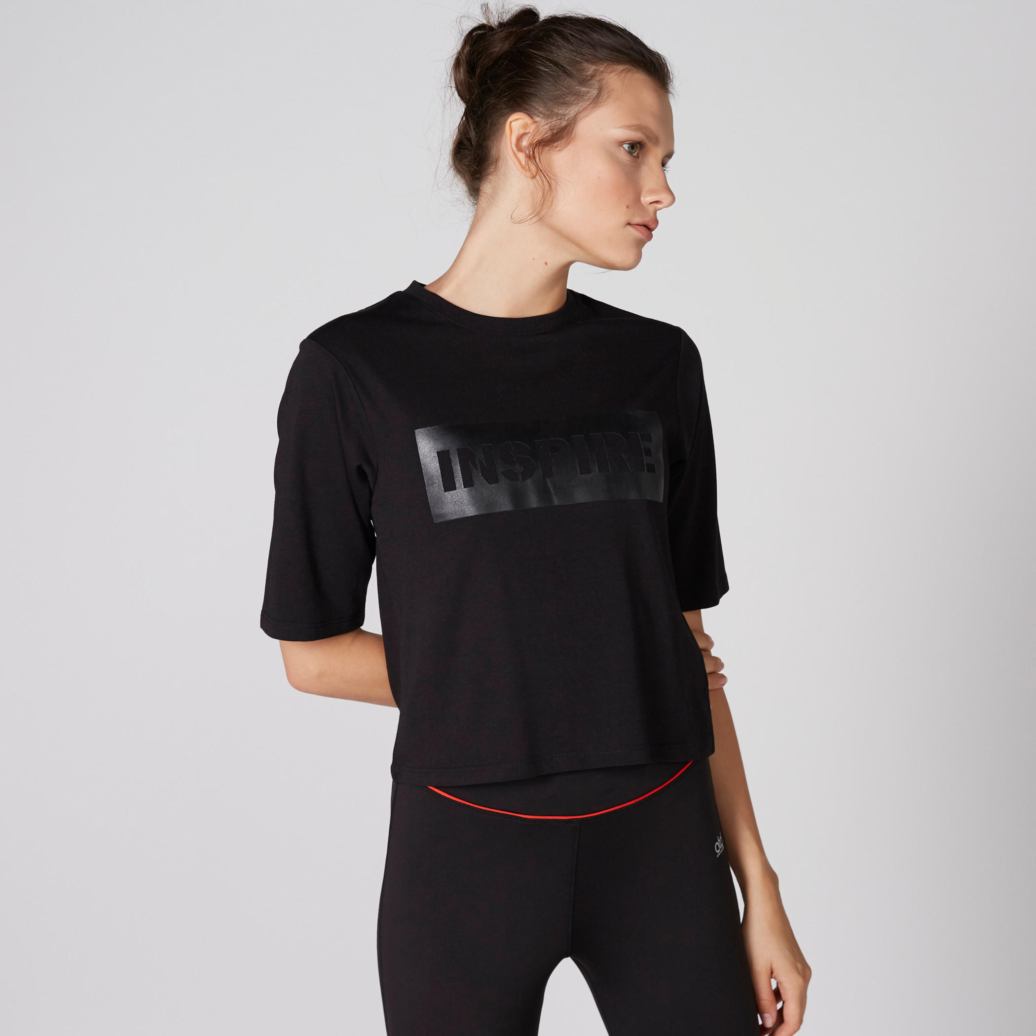 بلوزة قصيرة بياقة مستديرة وأكمام قصيرة وطبعات-women-clothing-sportswearandactivewear-tshirtsandvests-image-3