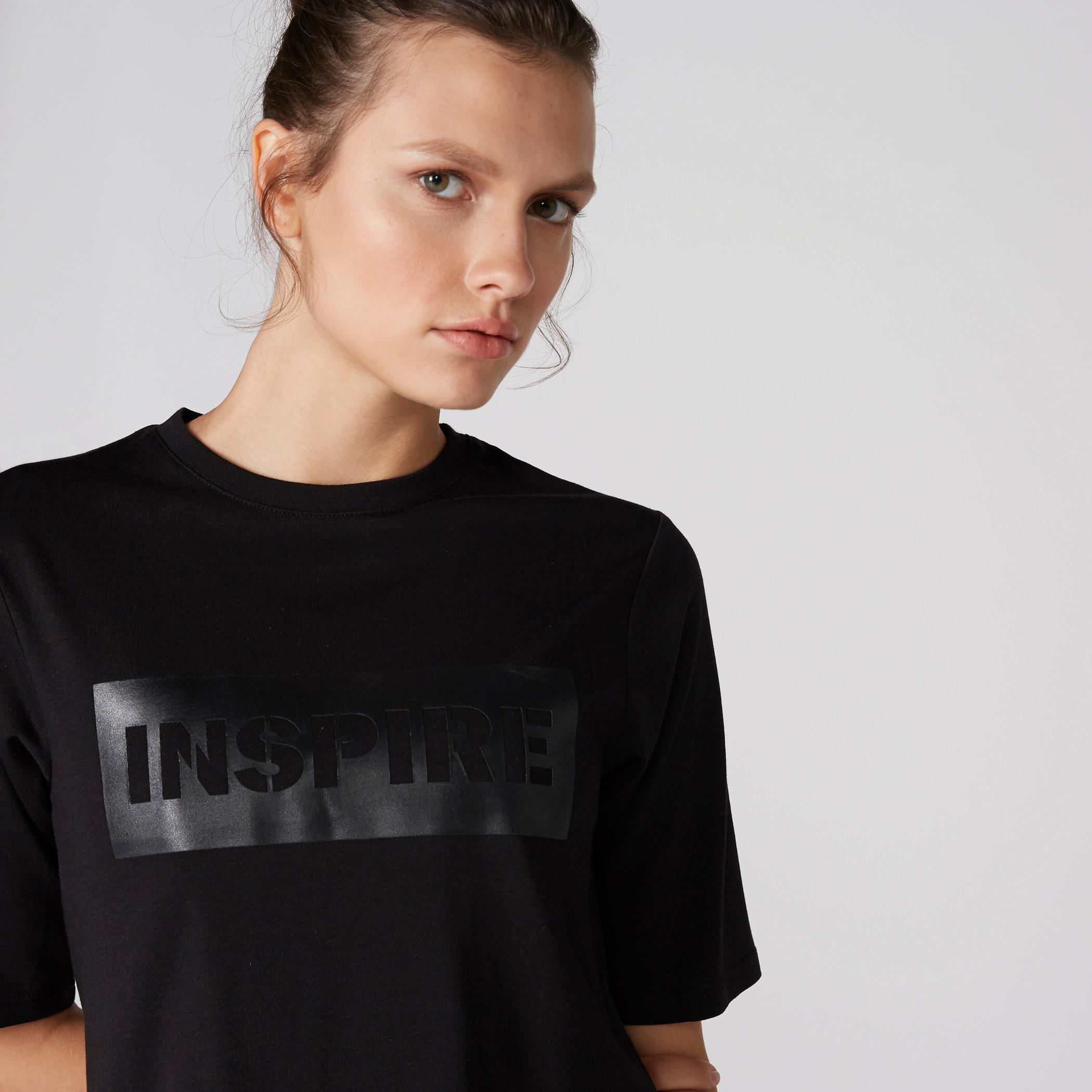 بلوزة قصيرة بياقة مستديرة وأكمام قصيرة وطبعات-women-clothing-sportswearandactivewear-tshirtsandvests-image-4