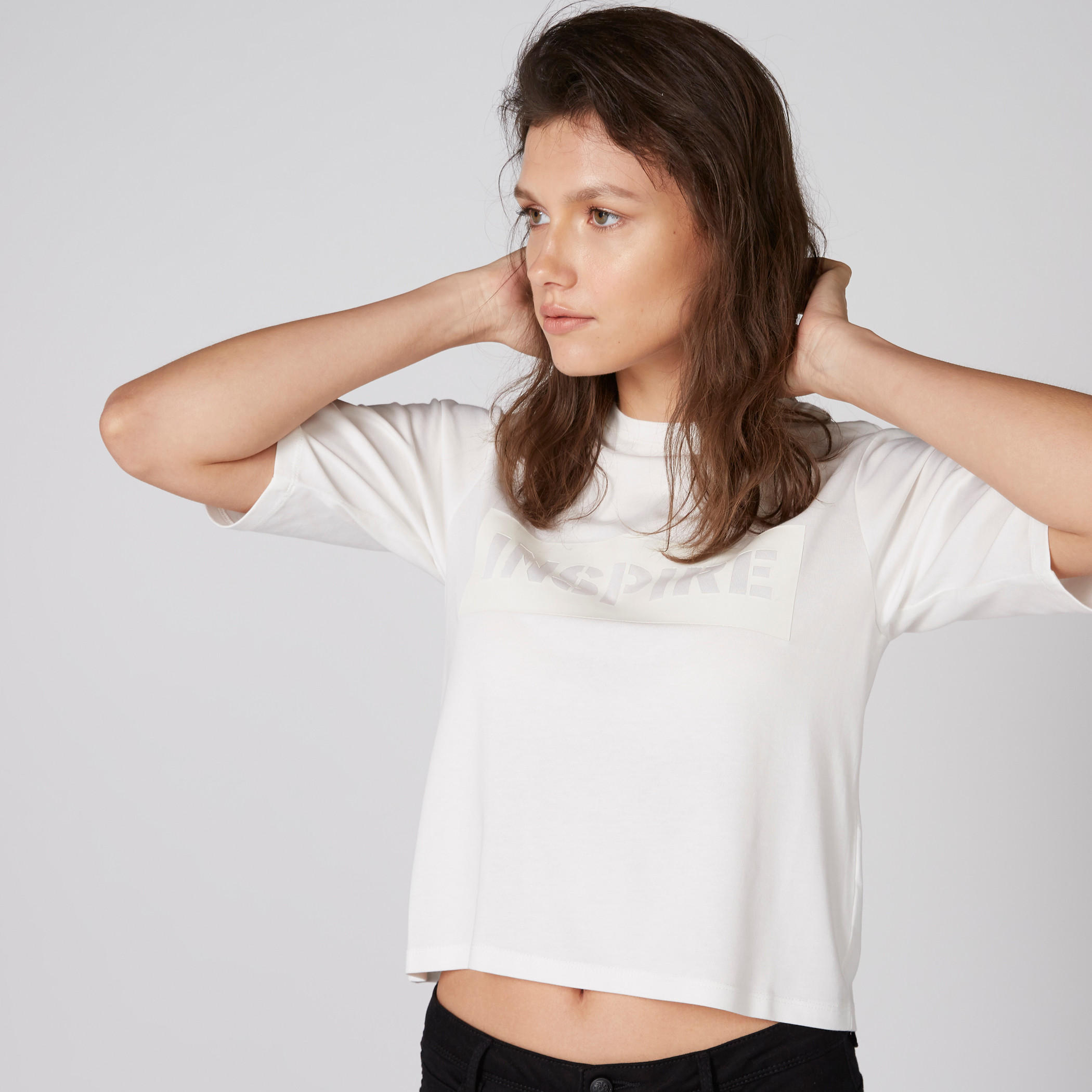 بلوزة قصيرة بياقة مستديرة وأكمام قصيرة وطبعات-women-clothing-sportswearandactivewear-tshirtsandvests-image-1