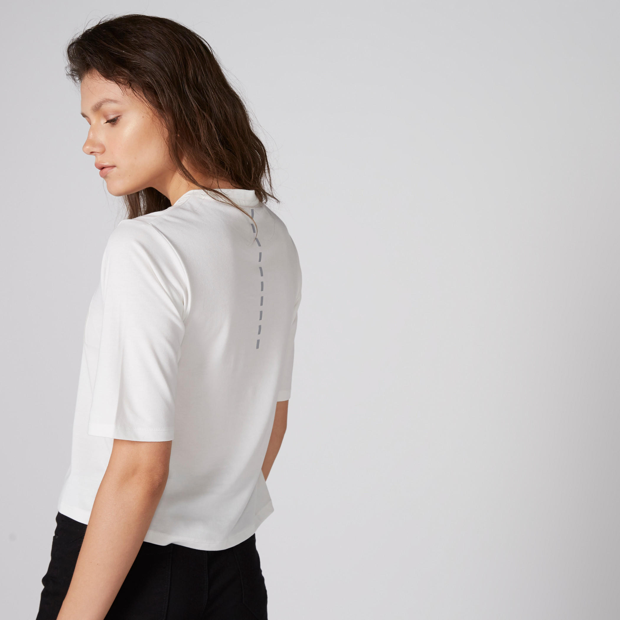 بلوزة قصيرة بياقة مستديرة وأكمام قصيرة وطبعات-women-clothing-sportswearandactivewear-tshirtsandvests-image-2