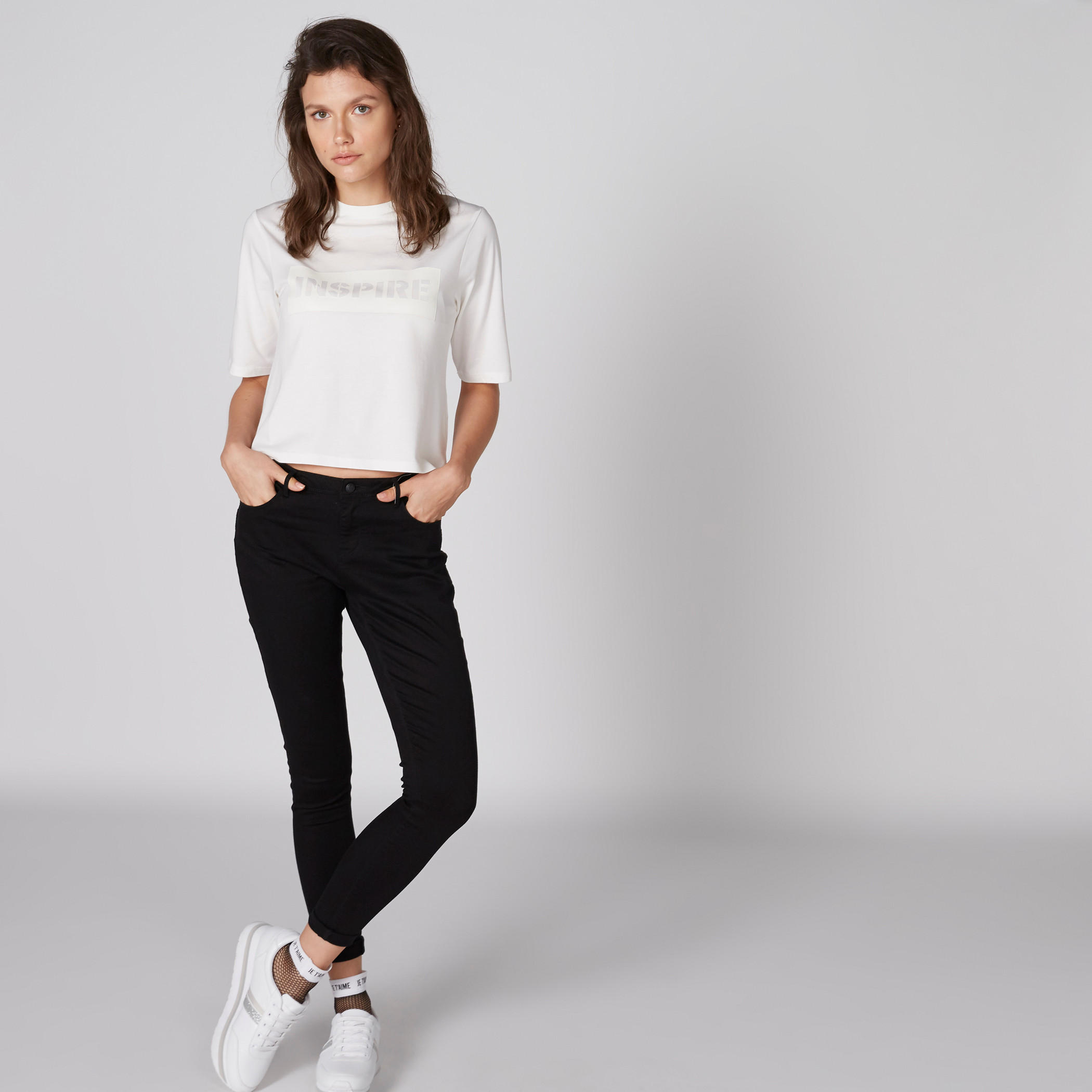 بلوزة قصيرة بياقة مستديرة وأكمام قصيرة وطبعات-women-clothing-sportswearandactivewear-tshirtsandvests-image-3