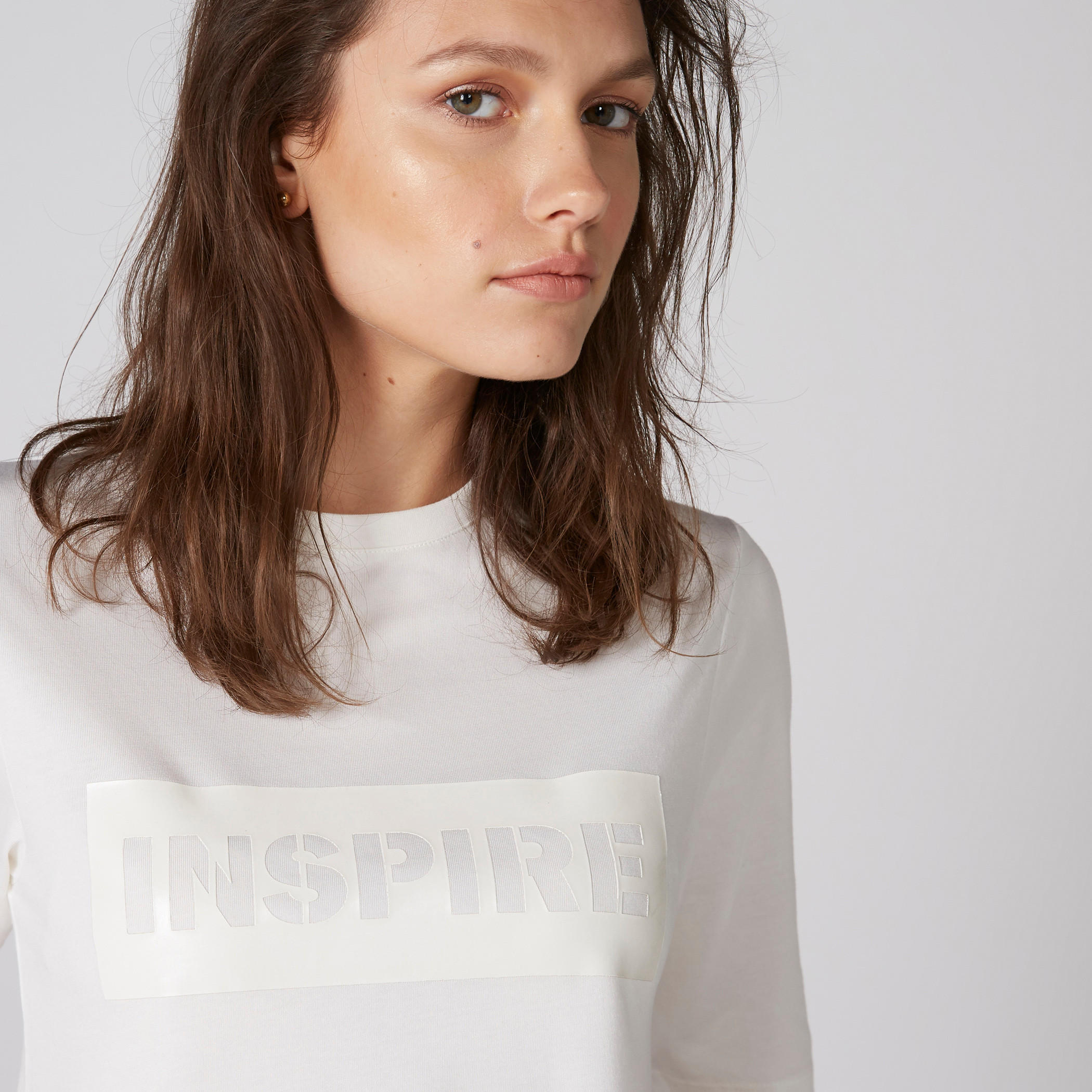 بلوزة قصيرة بياقة مستديرة وأكمام قصيرة وطبعات-women-clothing-sportswearandactivewear-tshirtsandvests-image-4