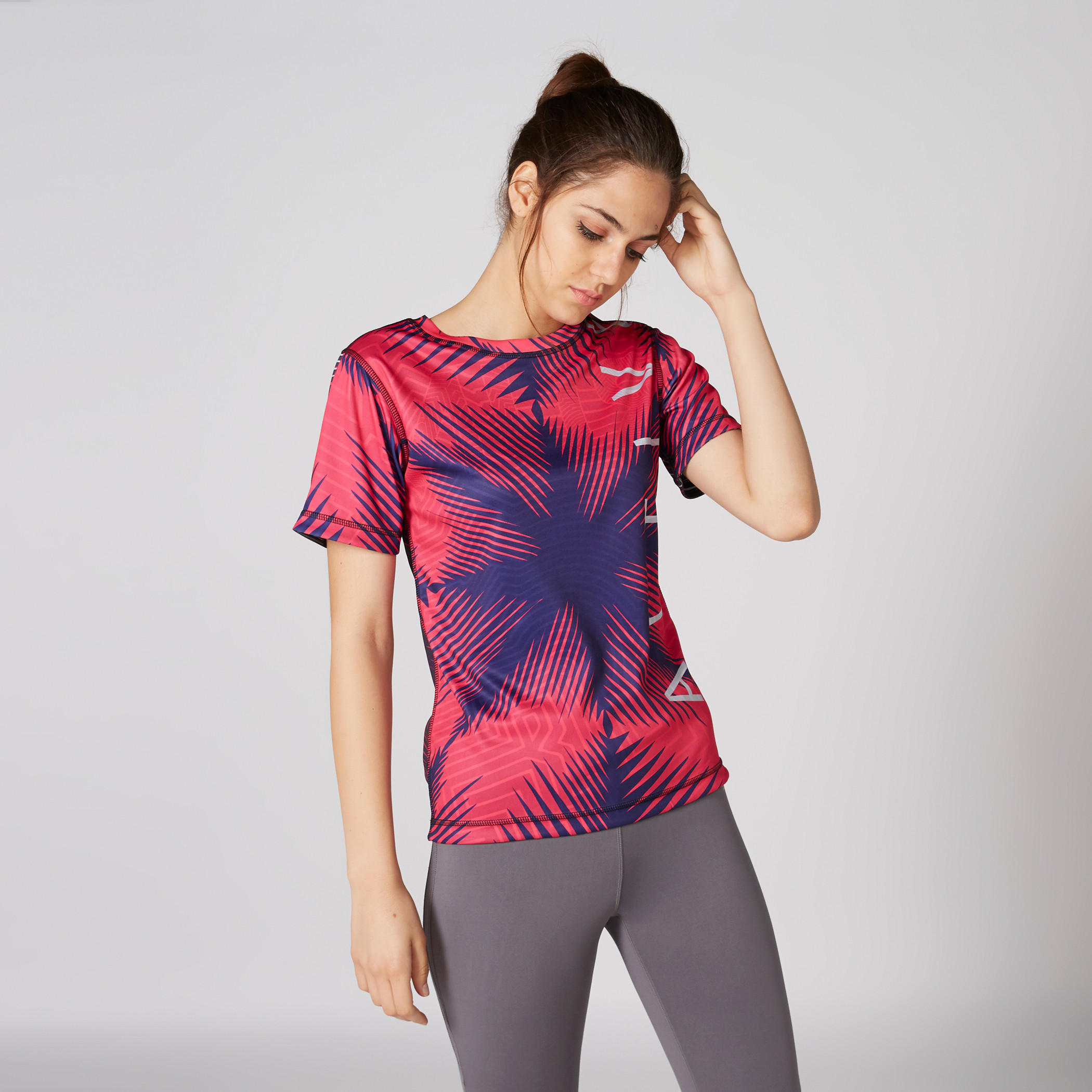 تيشيرت يستخدم على الوجهين بياقة مستديرة وأكمام قصيرة وطبعات-women-clothing-tshirts-image-3