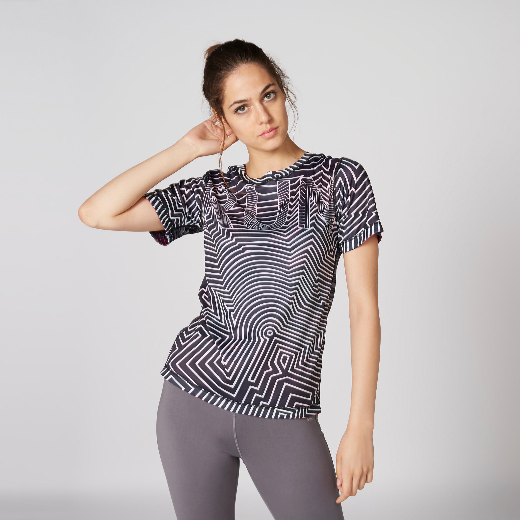 تيشيرت يستخدم على الوجهين بياقة مستديرة وأكمام قصيرة وطبعات-women-clothing-tshirts-image-7