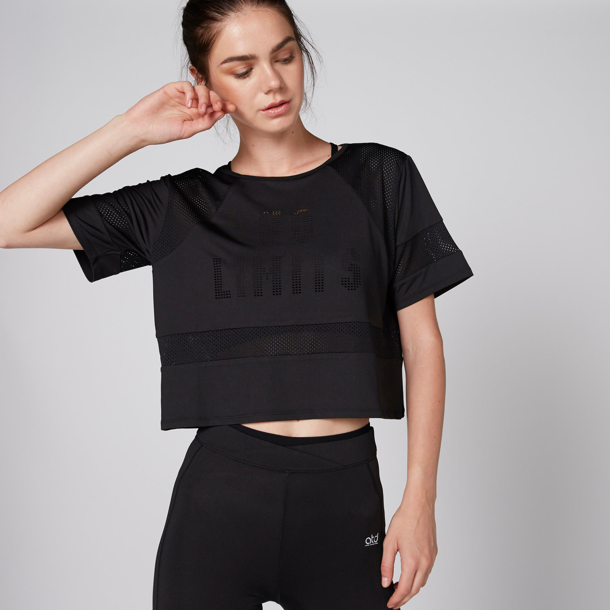 بلوزة قصيرة بياقة مستديرة وأكمام قصيرة وتفاصيل شبكية-women-clothing-sportswearandactivewear-tshirtsandvests-image-1