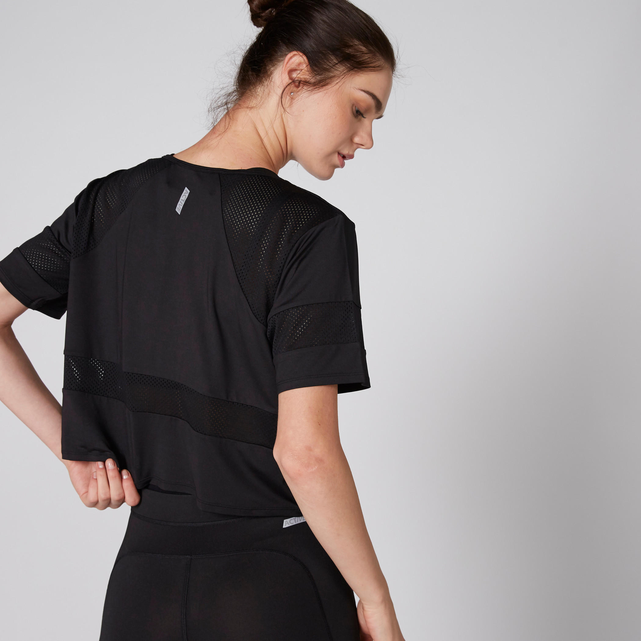 بلوزة قصيرة بياقة مستديرة وأكمام قصيرة وتفاصيل شبكية-women-clothing-sportswearandactivewear-tshirtsandvests-image-2