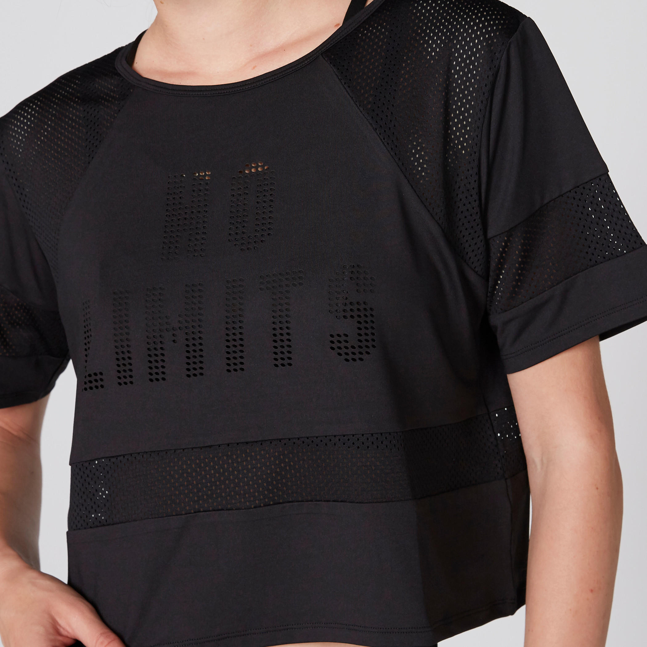بلوزة قصيرة بياقة مستديرة وأكمام قصيرة وتفاصيل شبكية-women-clothing-sportswearandactivewear-tshirtsandvests-image-4