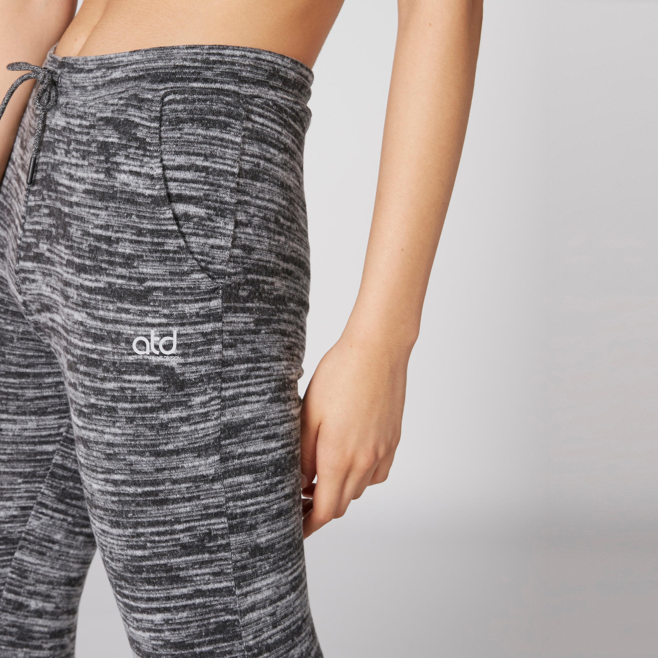 بنطال رياضي بنقوش وخصر مطاطي وجيب-women-clothing-sportswearandactivewear-bottoms-image-4