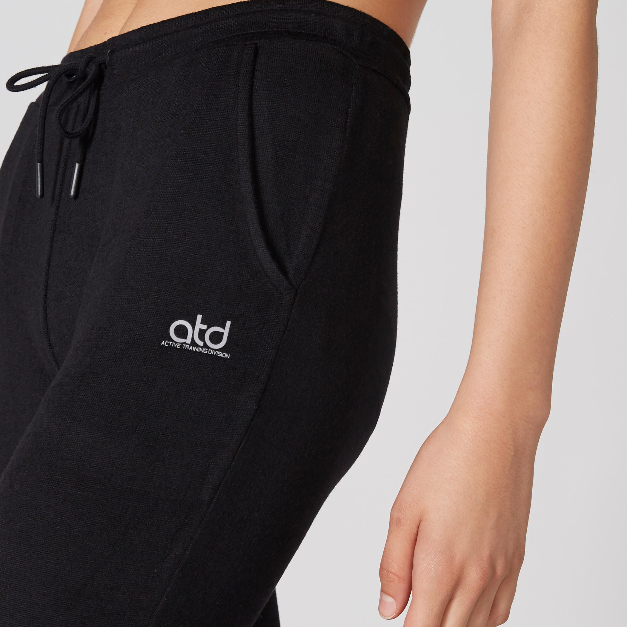بنطال رياضي طويل بخصر مطّاطي وجيوب-women-clothing-sportswearandactivewear-bottoms-image-4
