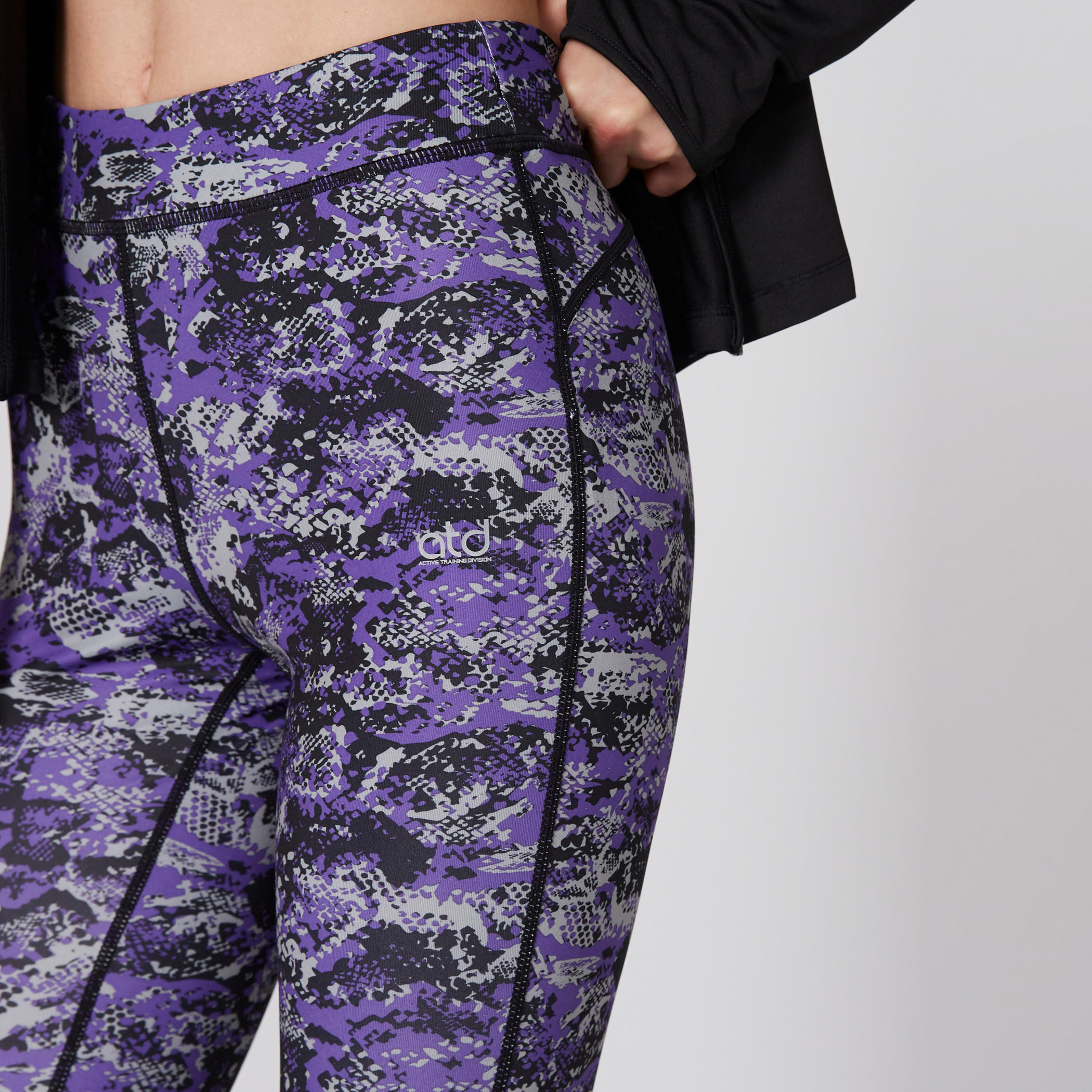 بنطال ليقنز طويل بخصر مطّاطي وطبعات-women-clothing-bottoms-leggings-image-4