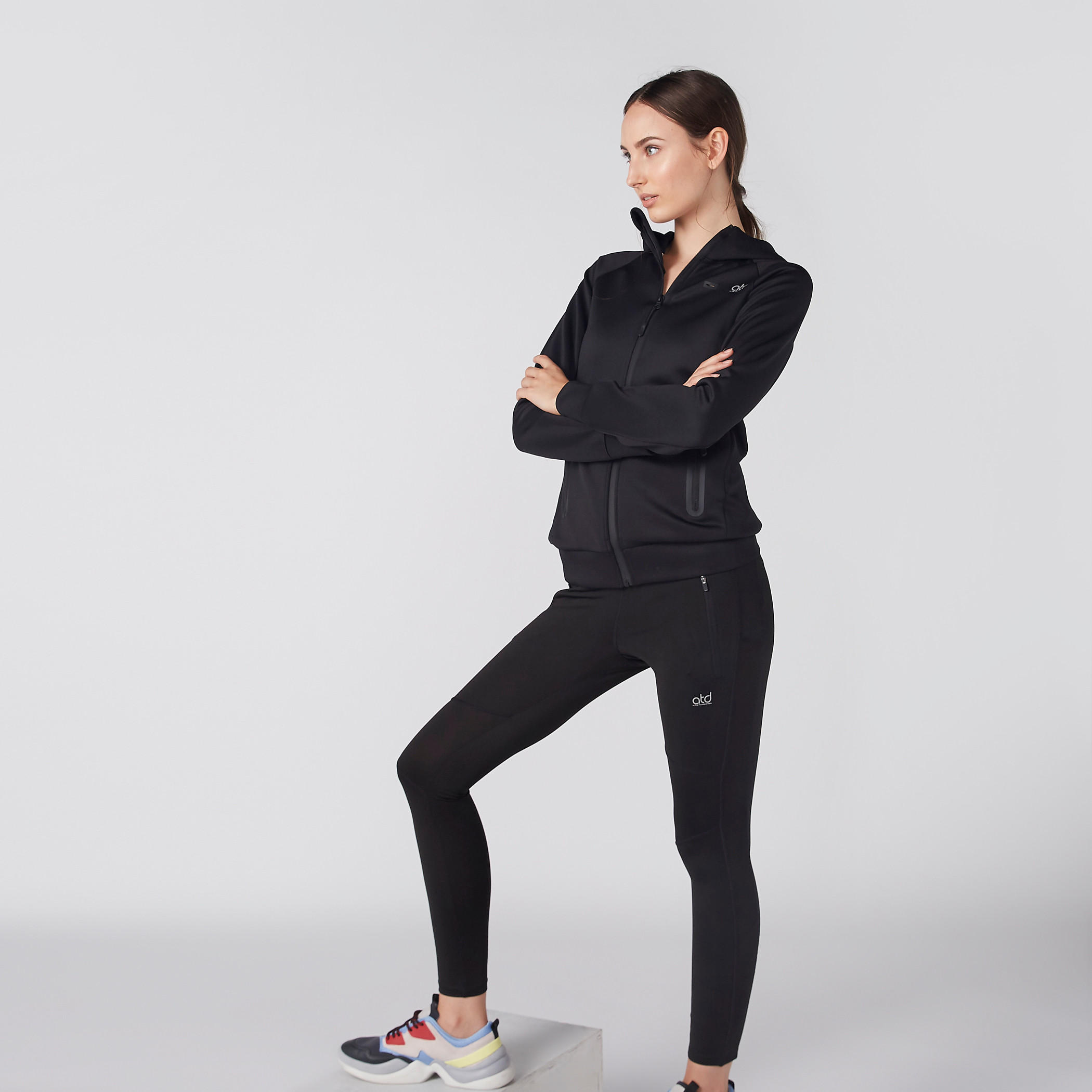 جاكيت بقبّعة وأكمام طويلة وسحّاب إغلاق وجيوب-women-clothing-sportswearandactivewear-coatsandjackets-jackets-image-2