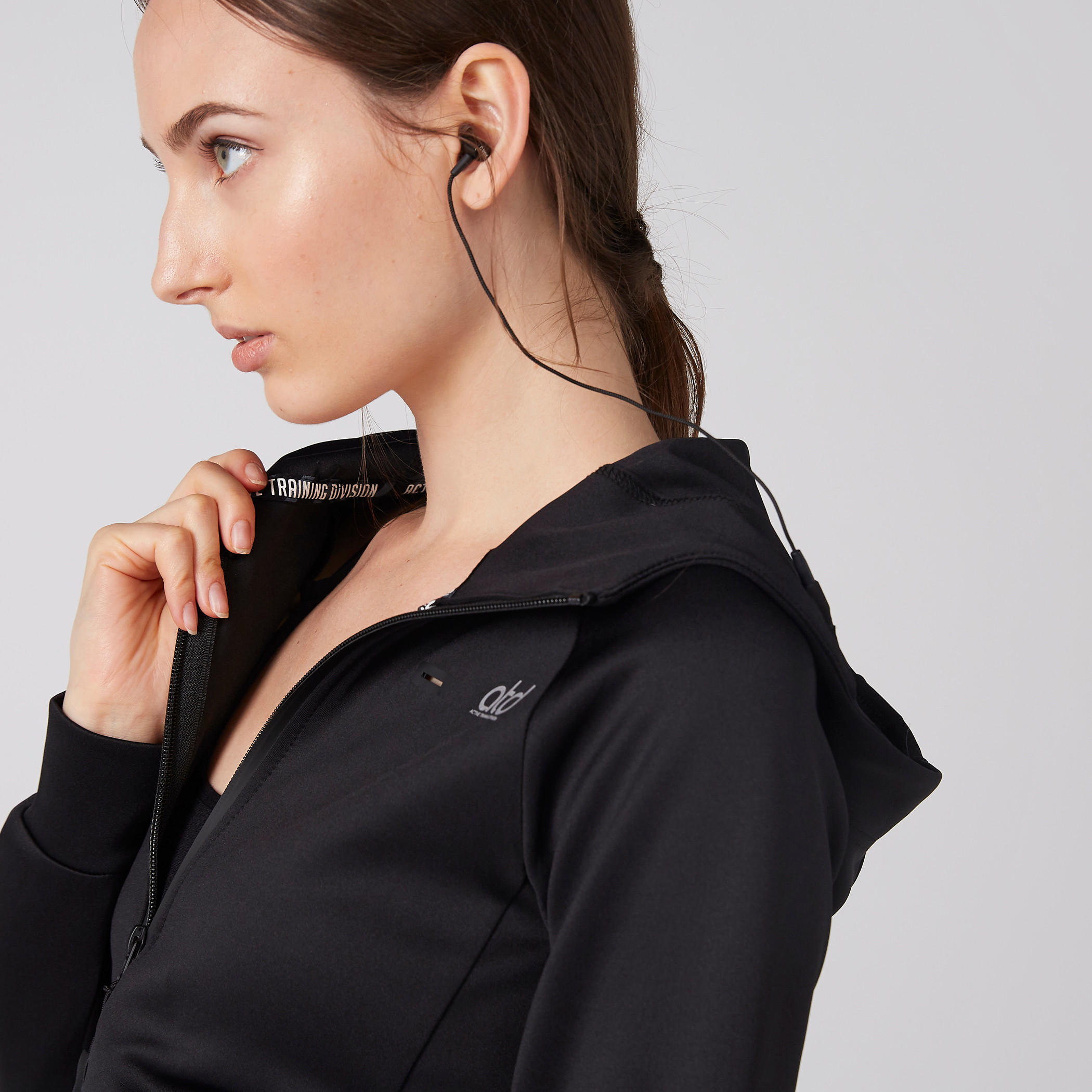 جاكيت بقبّعة وأكمام طويلة وسحّاب إغلاق وجيوب-women-clothing-sportswearandactivewear-coatsandjackets-jackets-image-3