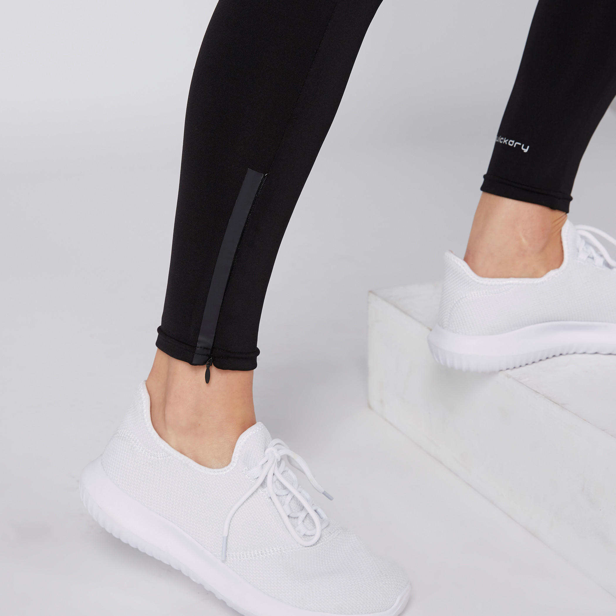 بنطال ليقنز طويل بخصر مطّاطي وسحّاب-women-clothing-sportswearandactivewear-bottoms-image-3