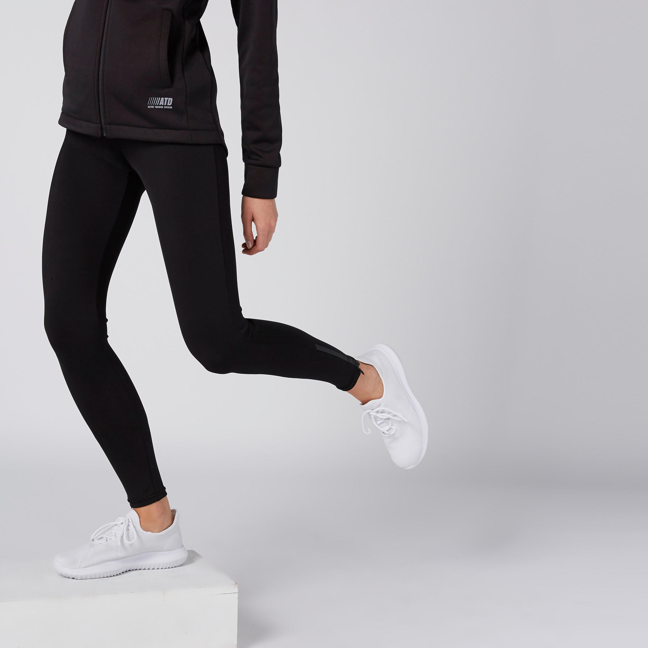 بنطال ليقنز طويل بخصر مطّاطي وسحّاب-women-clothing-sportswearandactivewear-bottoms-image-4
