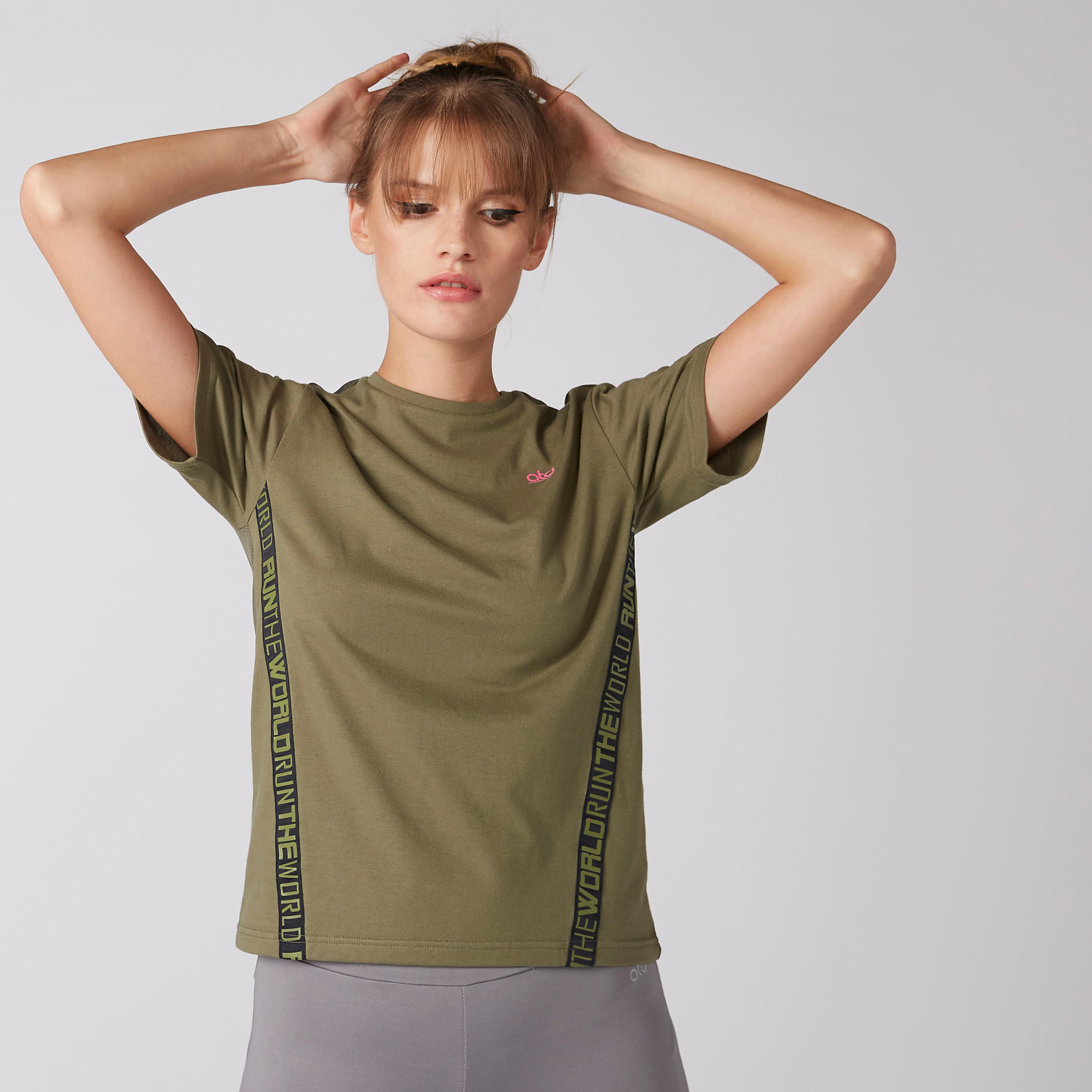 تيشيرت بياقة مستديرة وأكمام قصيرة-women-clothing-sportswearandactivewear-tshirtsandvests-image-1
