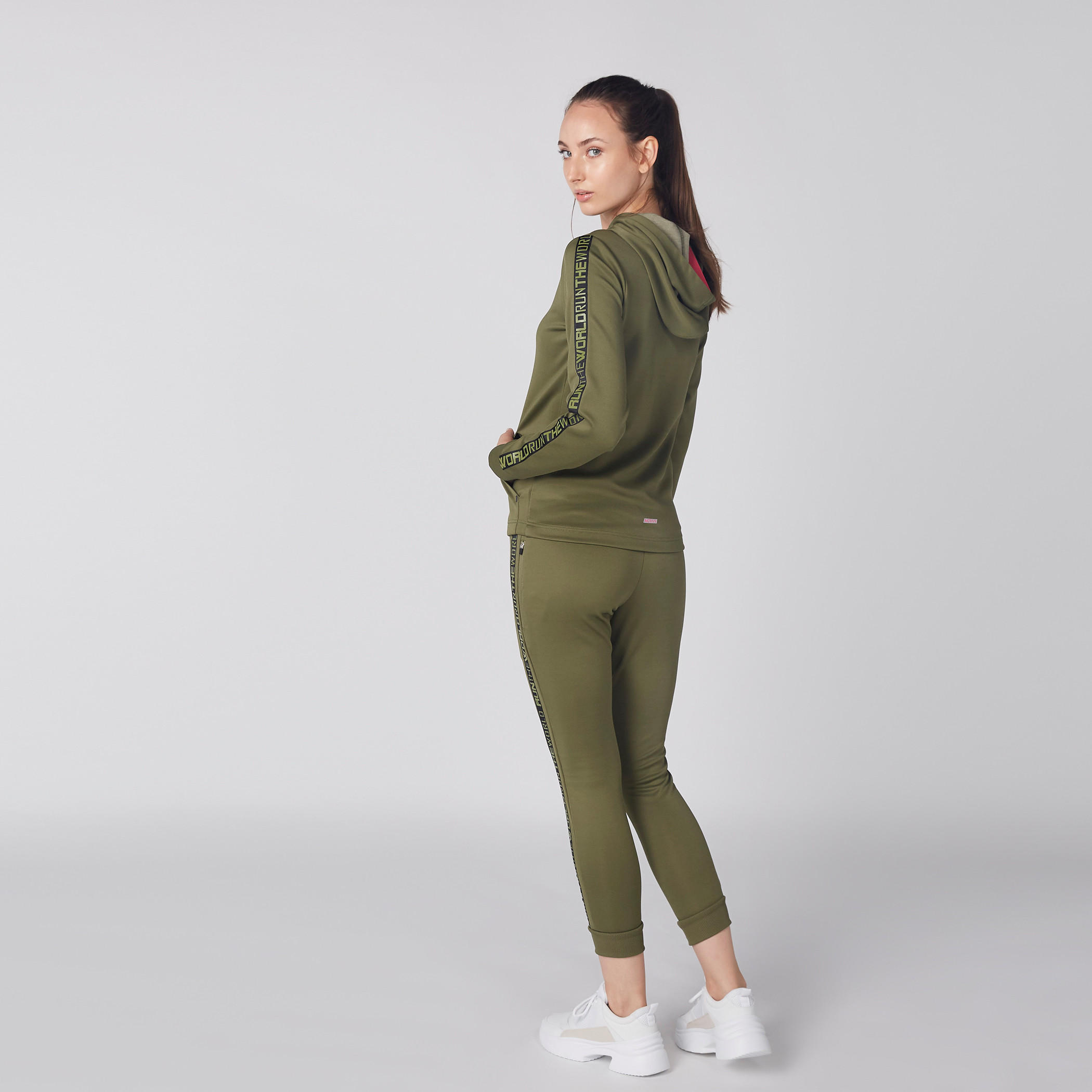 بنطال رياضي طويل بشريطة جانبية ورباط-women-clothing-sportswearandactivewear-bottoms-image-4