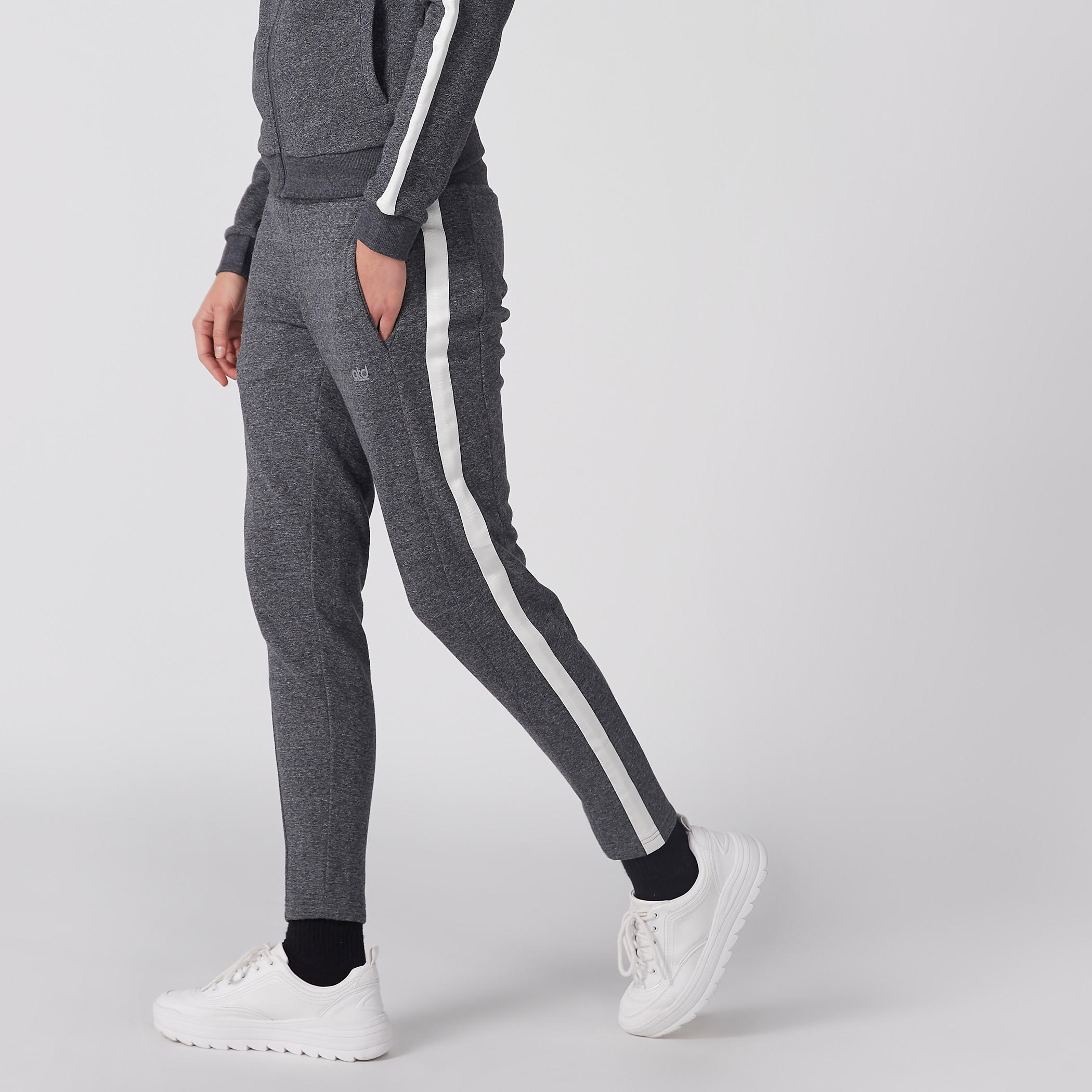 بنطال بخصر مطّاطي وجيوب-women-clothing-sportswearandactivewear-bottoms-image-3