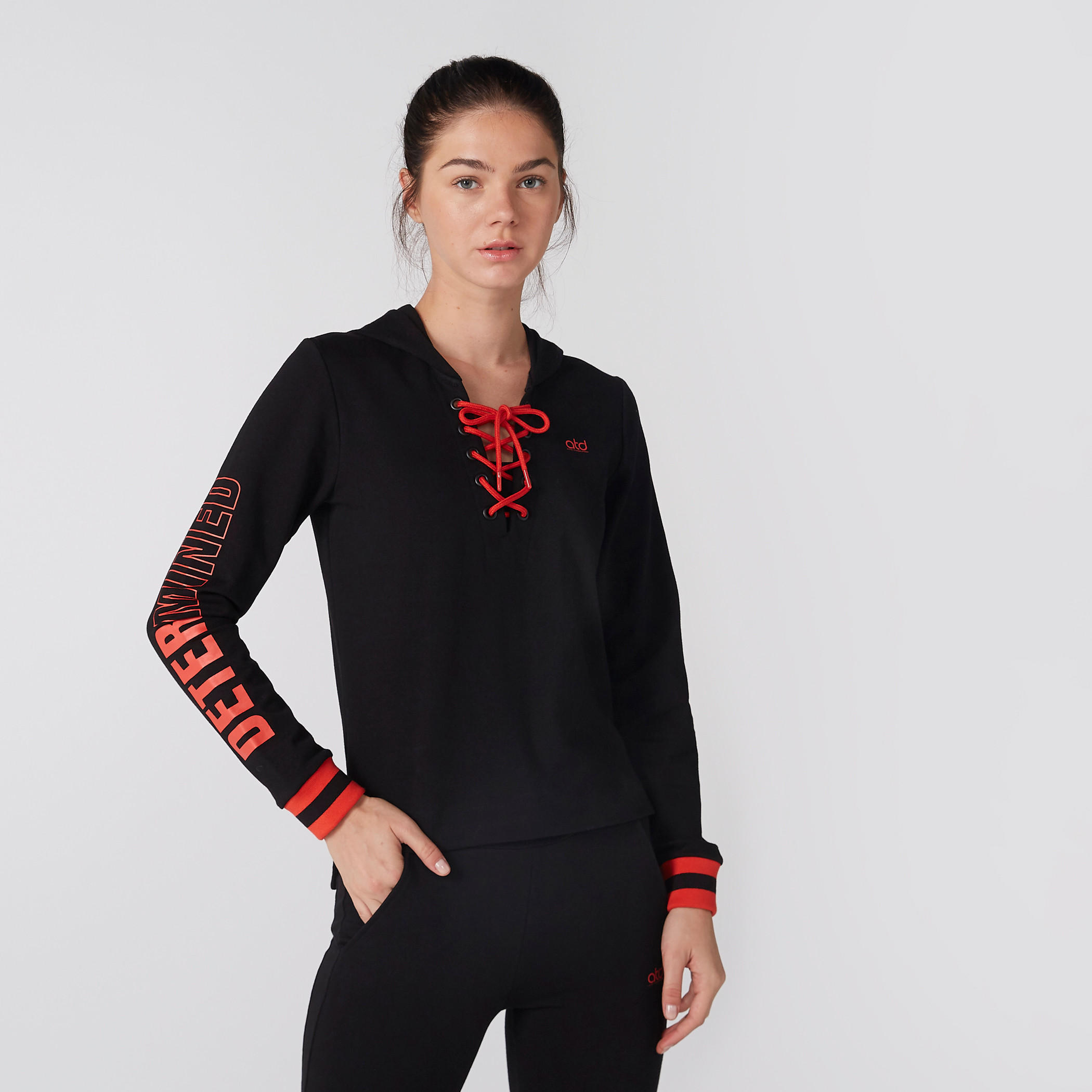 سويت شيرت بقبعة وأكمام طويلة وطبعات-women-clothing-sportswearandactivewear-hoodiesandsweatshirts-image-1