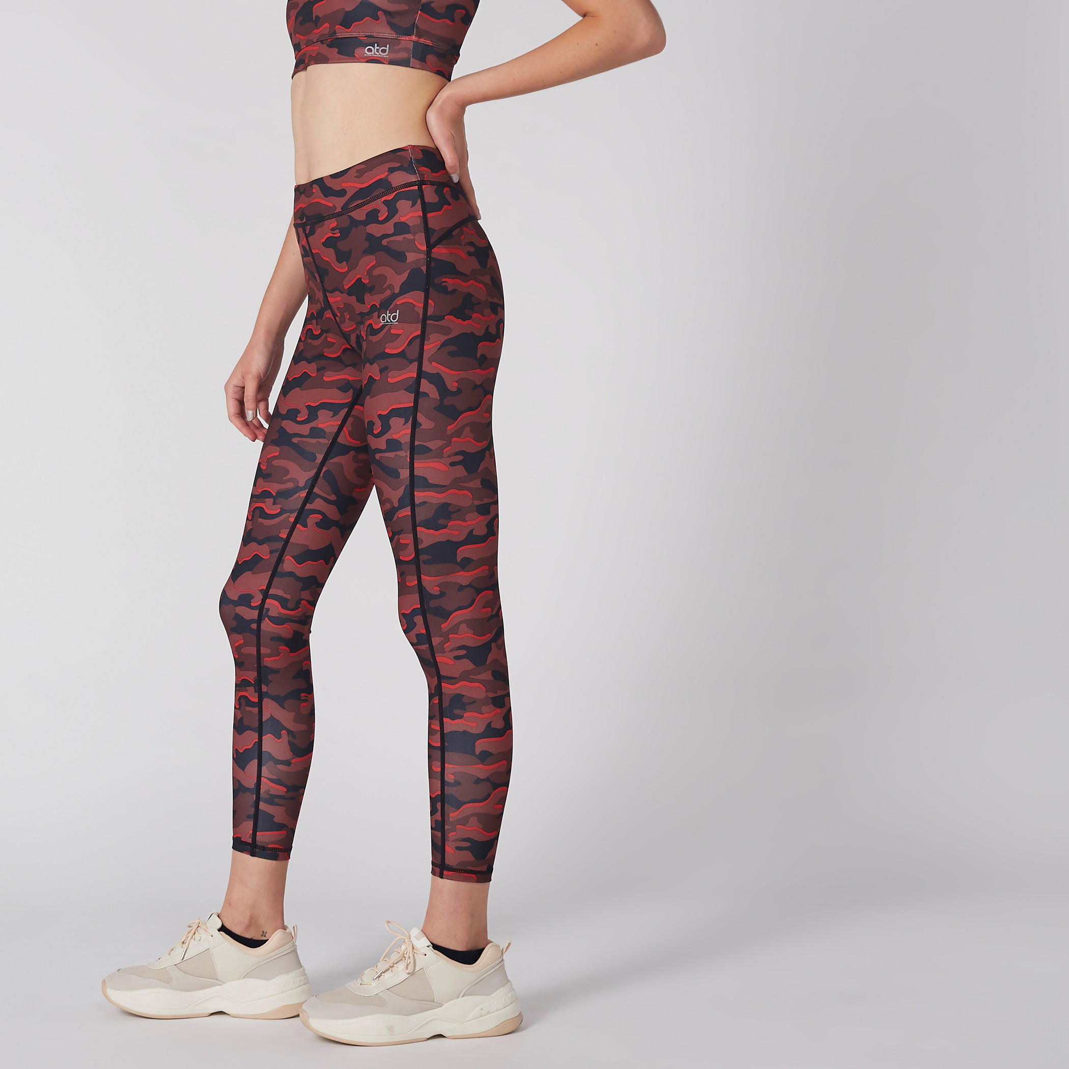 بنطال ليقنز طويل بخصر مطّاطي وطبعات-women-clothing-sportswearandactivewear-bottoms-image-1