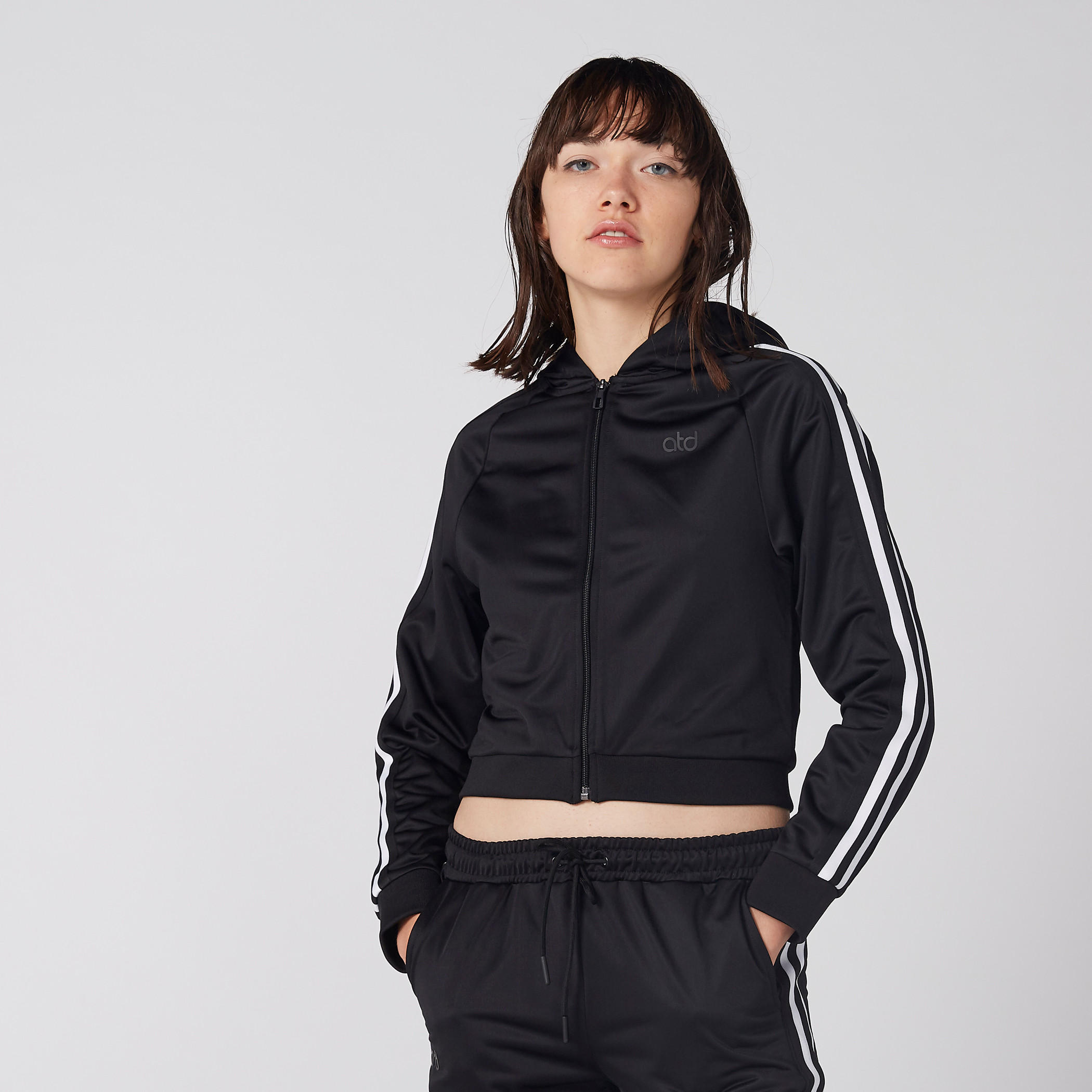 جاكيت بقبّعة وأكمام مغايرة وسحاب إغلاق-women-clothing-sportswearandactivewear-coatsandjackets-jackets-image-1