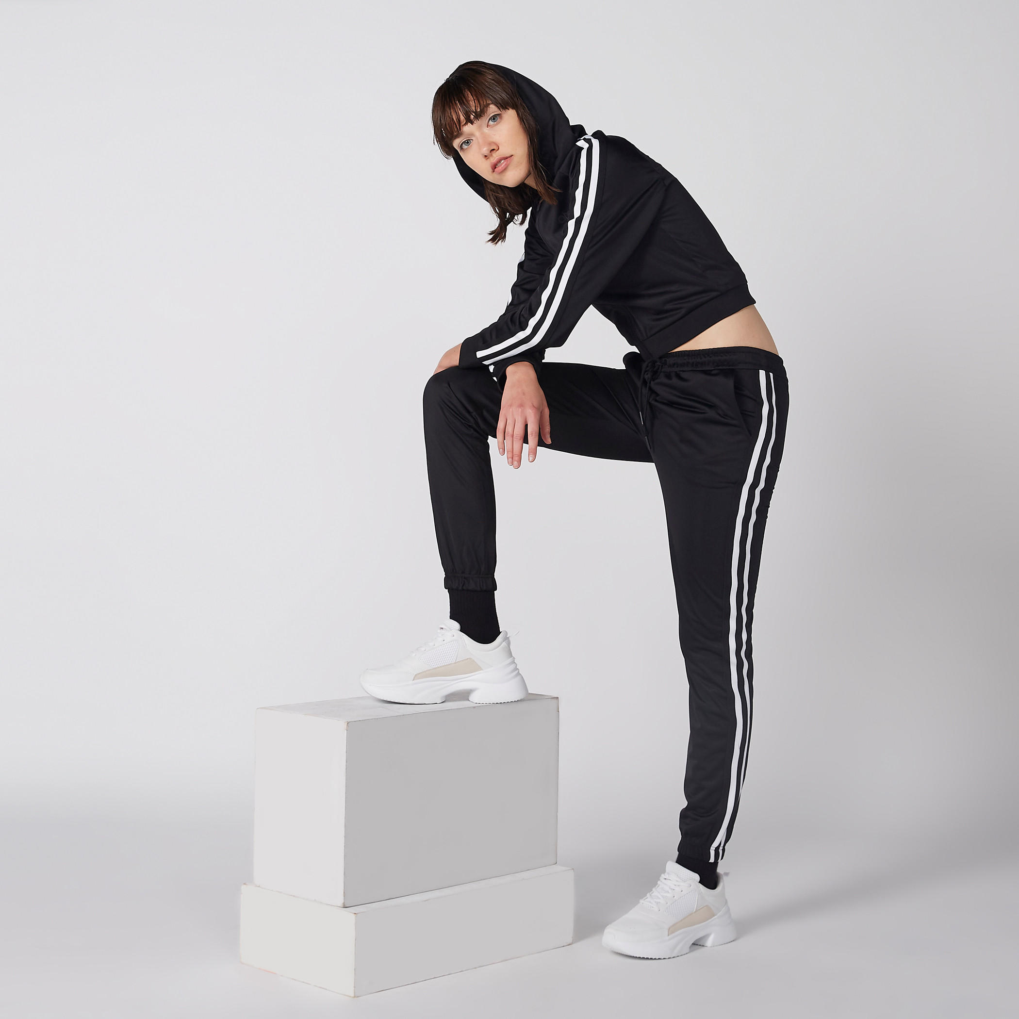 جاكيت بقبّعة وأكمام مغايرة وسحاب إغلاق-women-clothing-sportswearandactivewear-coatsandjackets-jackets-image-2