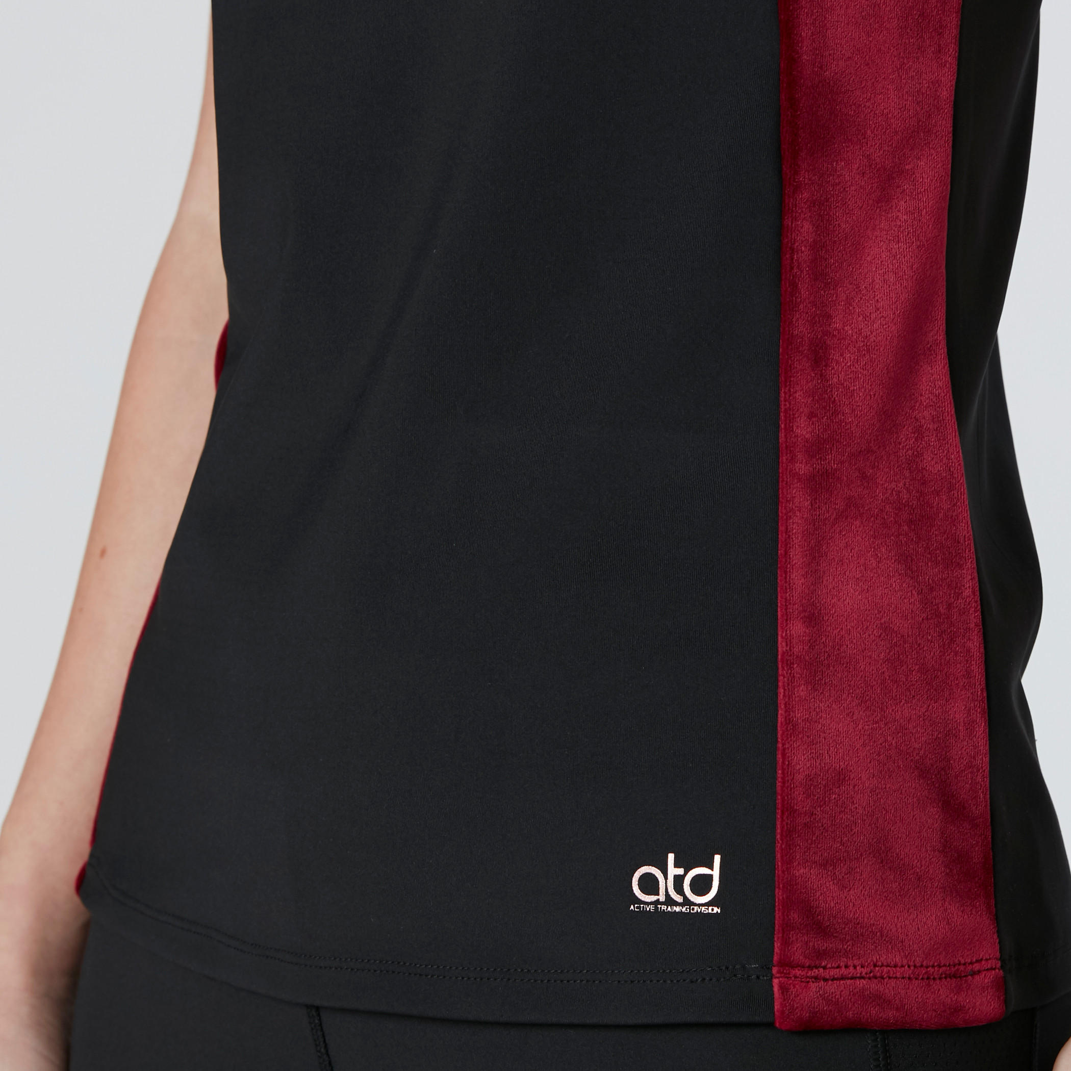 Textured Vest with Scoop Neck and Reflectors-women-clothing-sportswearandactivewear-tshirtsandvests-image-4