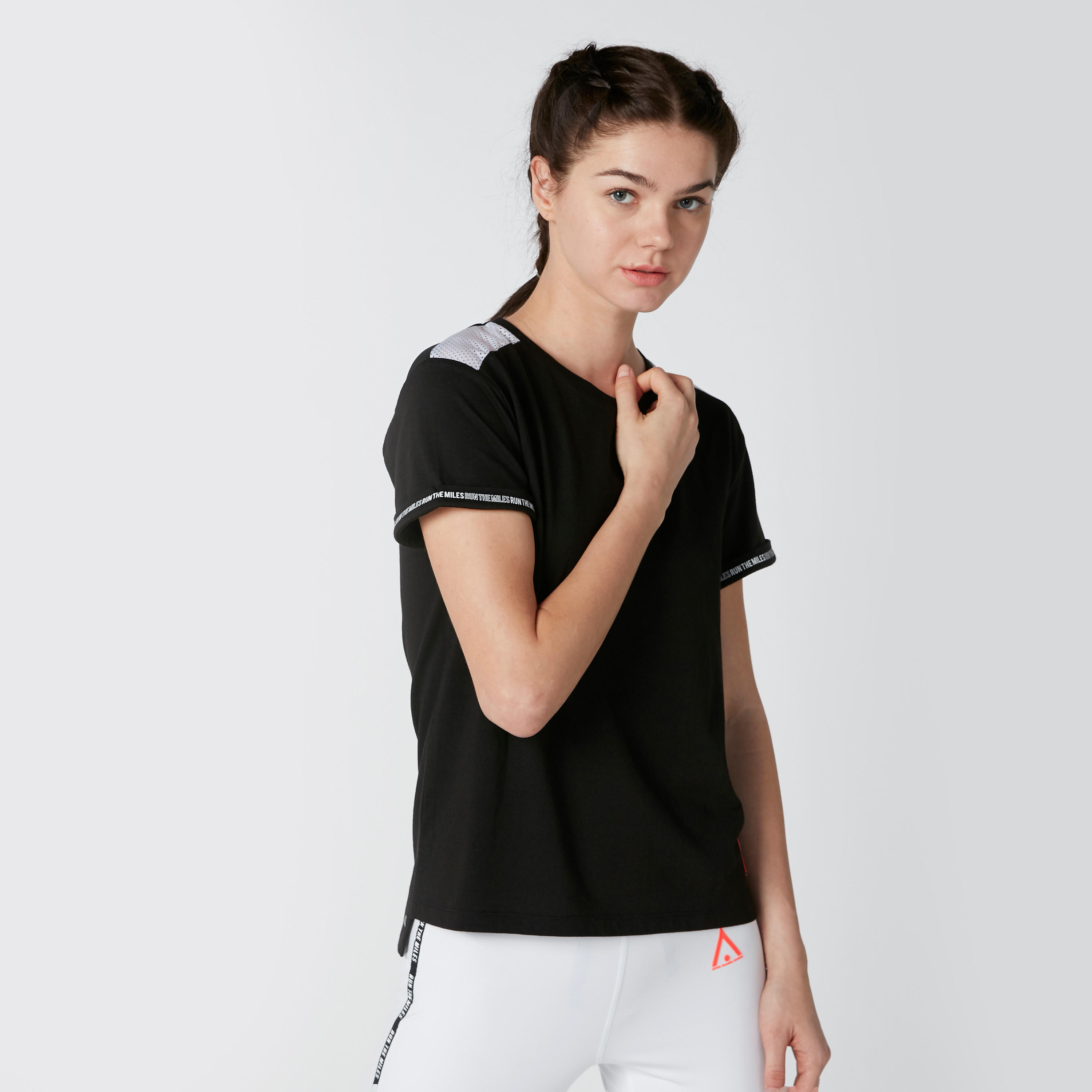 تيشيرت بتفاصيل شبكية وشريطة وطبعات من كابا-women-clothing-sportswearandactivewear-tshirtsandvests-image-1