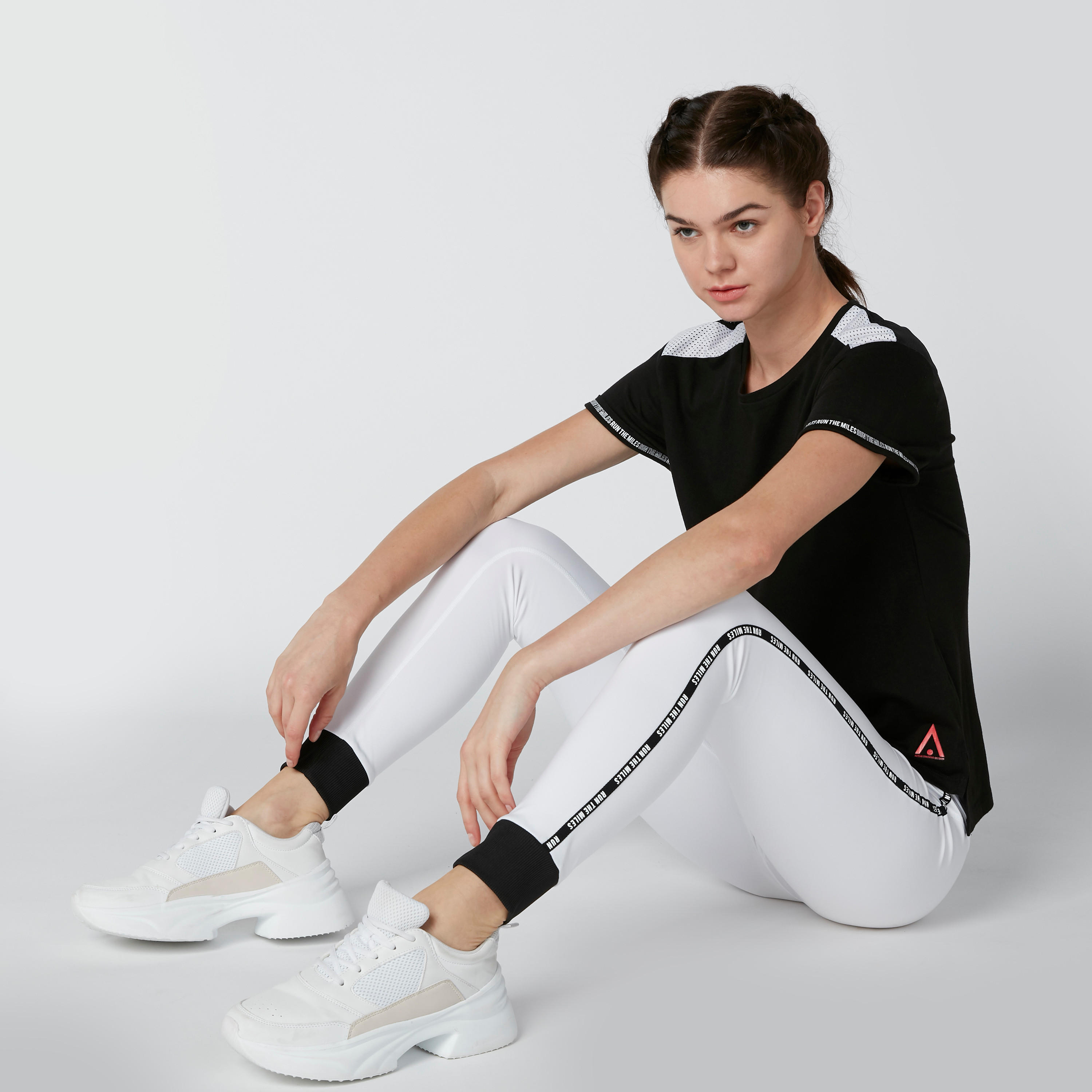 تيشيرت بتفاصيل شبكية وشريطة وطبعات من كابا-women-clothing-sportswearandactivewear-tshirtsandvests-image-2