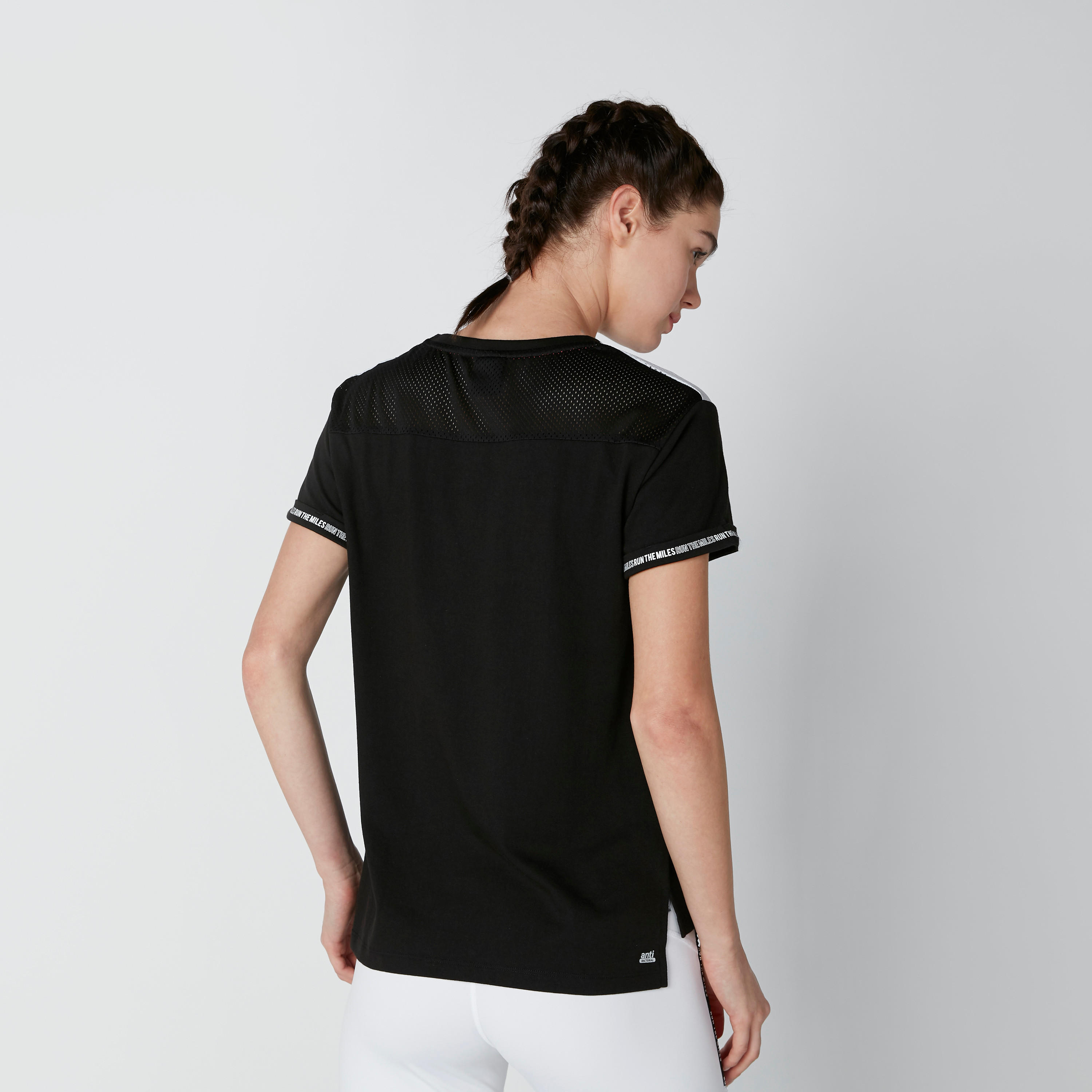 تيشيرت بتفاصيل شبكية وشريطة وطبعات من كابا-women-clothing-sportswearandactivewear-tshirtsandvests-image-3