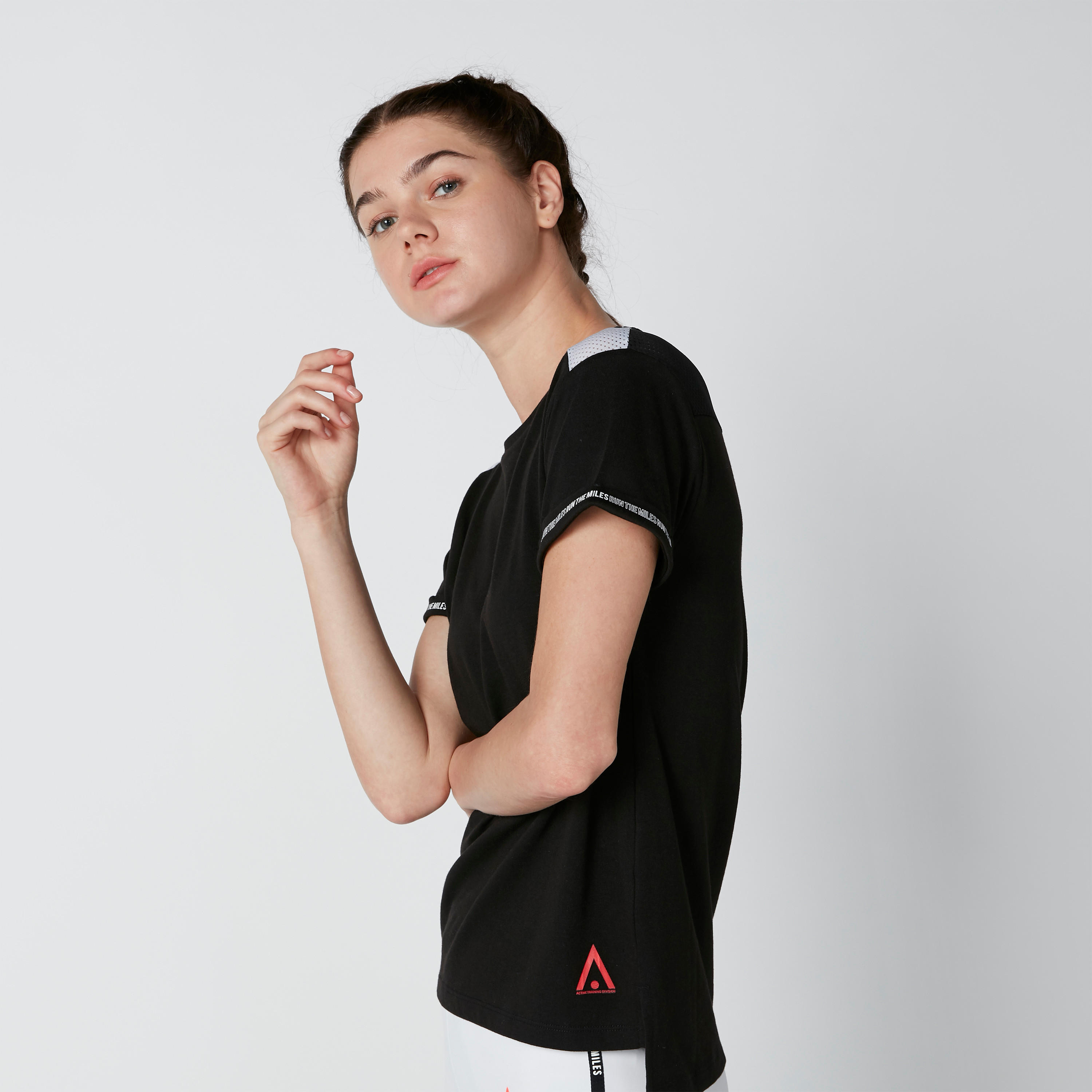 تيشيرت بتفاصيل شبكية وشريطة وطبعات من كابا-women-clothing-sportswearandactivewear-tshirtsandvests-image-4