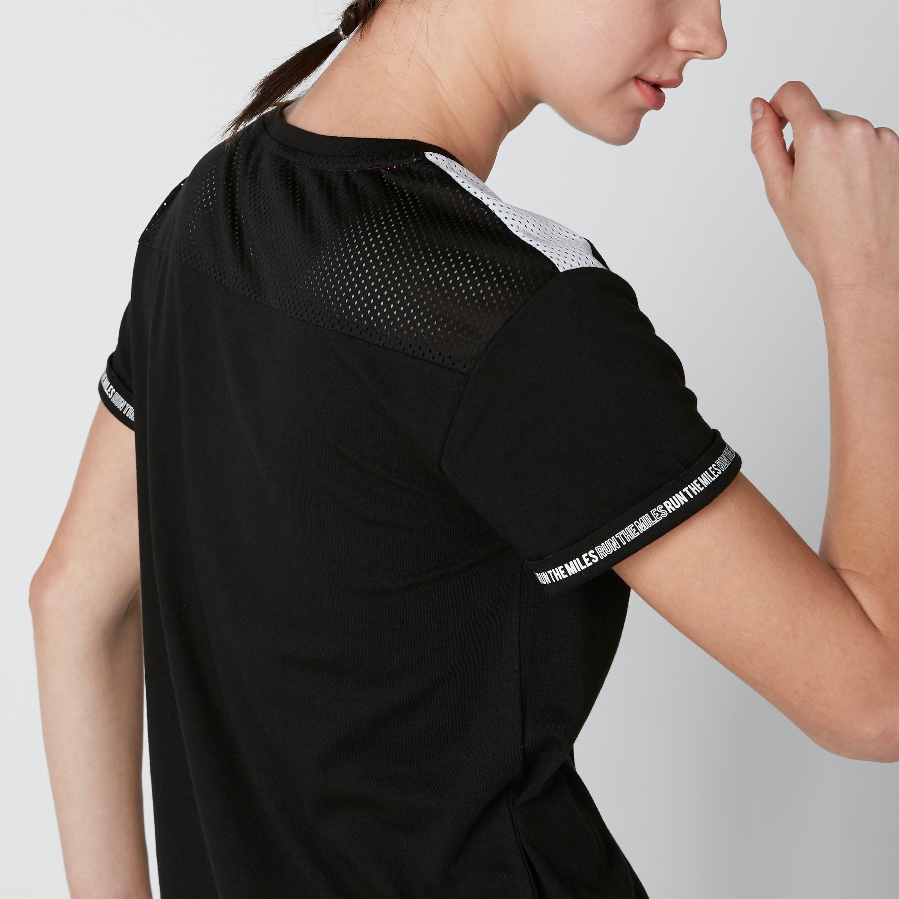 تيشيرت بتفاصيل شبكية وشريطة وطبعات من كابا-women-clothing-sportswearandactivewear-tshirtsandvests-image-5