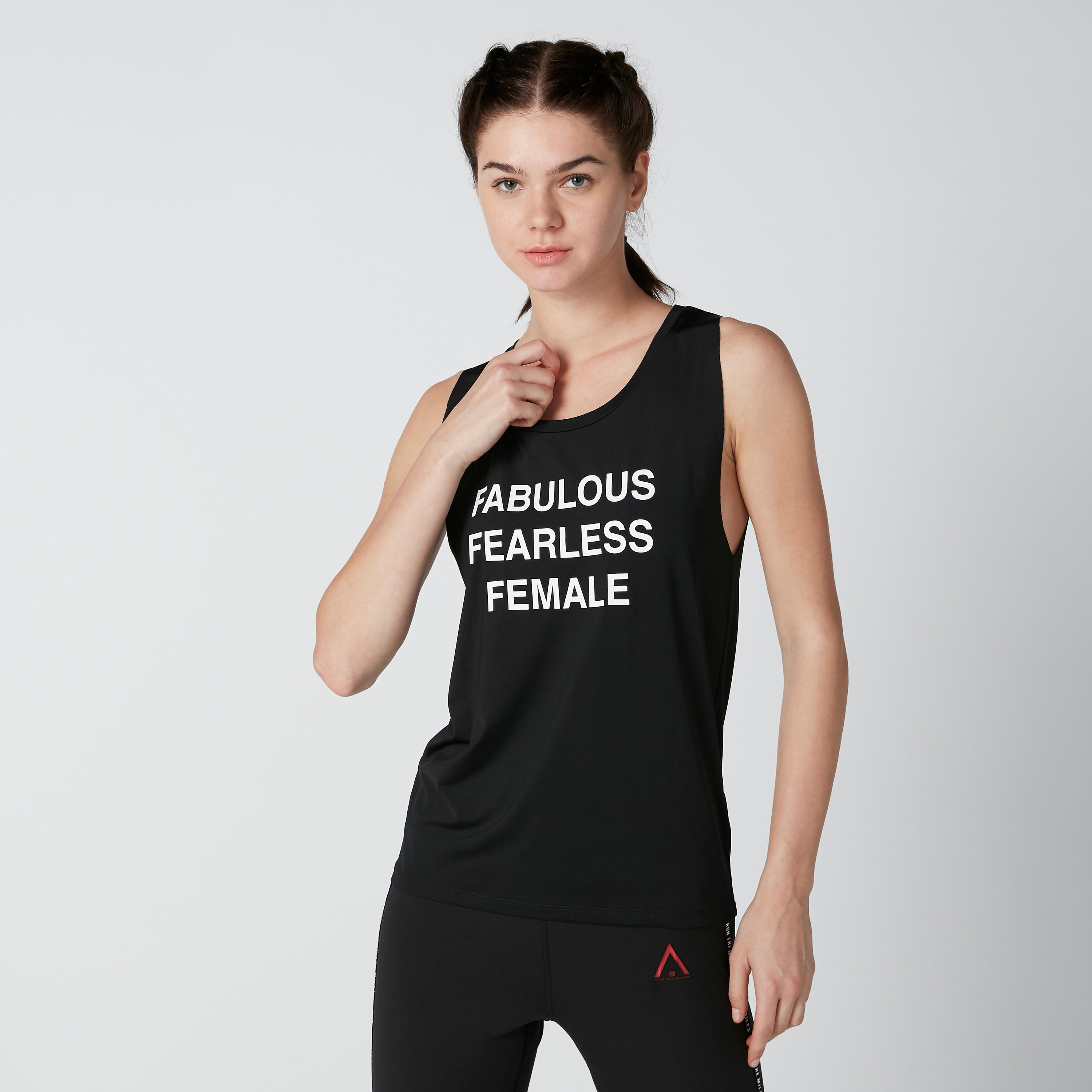 تيشيرت دون أكمام بياقة عميقة وطبعات نصيّة-women-clothing-sportswearandactivewear-tshirtsandvests-image-1