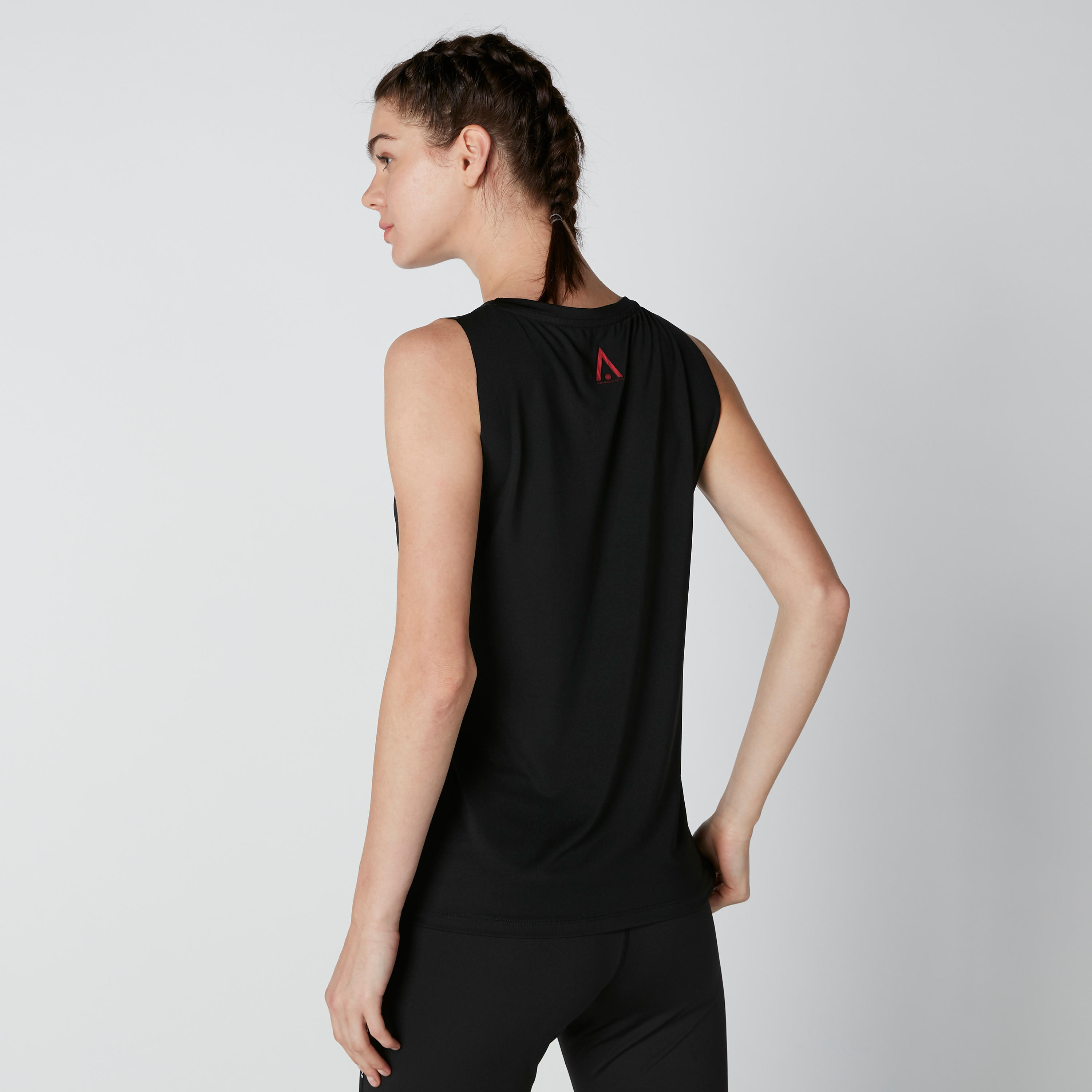 تيشيرت دون أكمام بياقة عميقة وطبعات نصيّة-women-clothing-sportswearandactivewear-tshirtsandvests-image-3