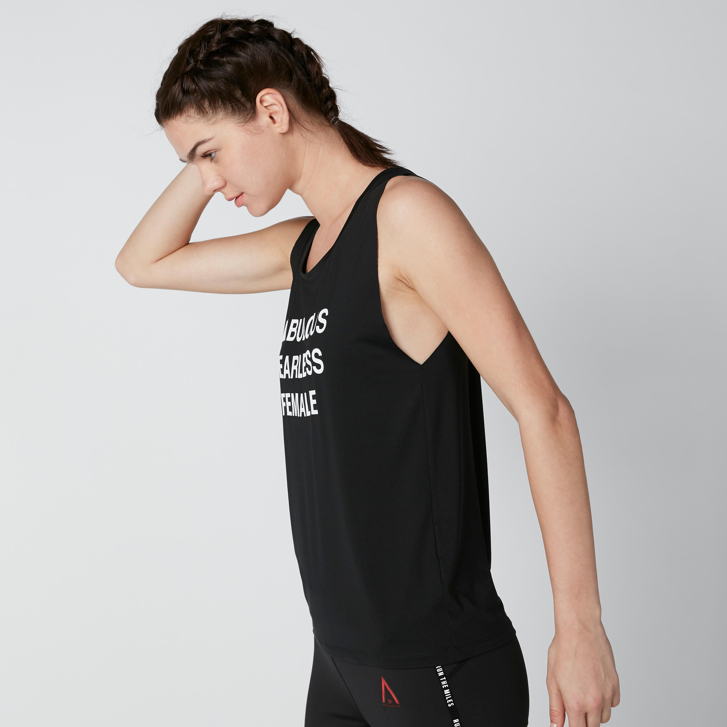 تيشيرت دون أكمام بياقة عميقة وطبعات نصيّة-women-clothing-sportswearandactivewear-tshirtsandvests-image-4