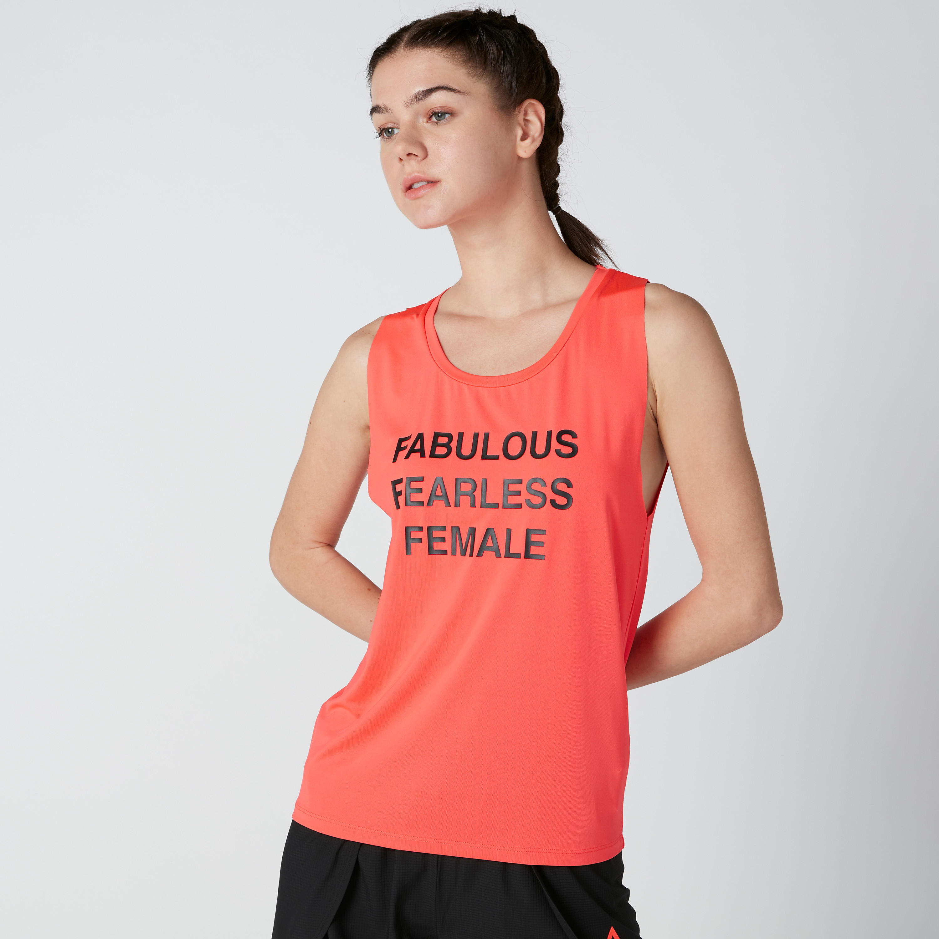 تيشيرت دون أكمام بياقة عميقة وطبعات نصيّة-women-clothing-sportswearandactivewear-tshirtsandvests-image-1