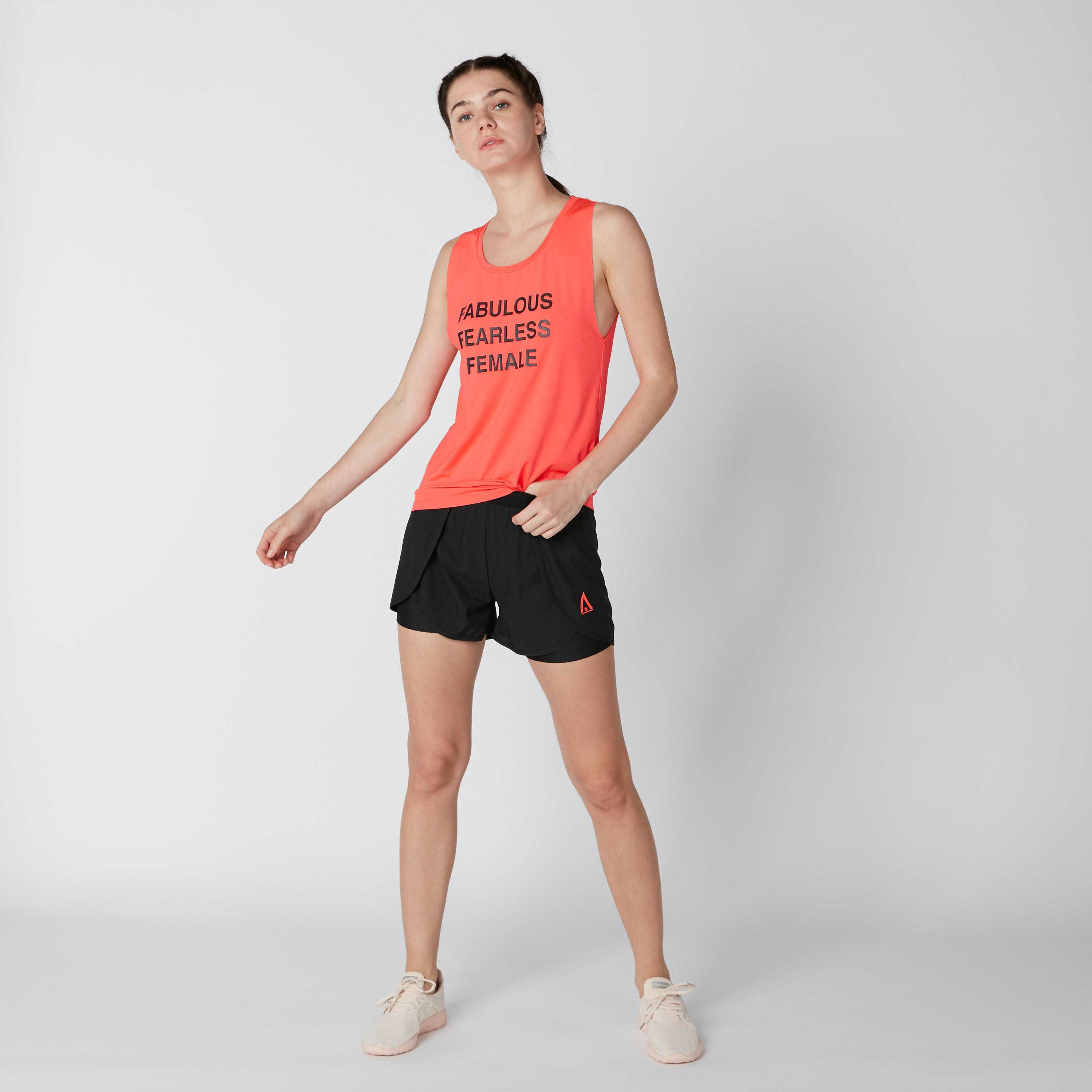 تيشيرت دون أكمام بياقة عميقة وطبعات نصيّة-women-clothing-sportswearandactivewear-tshirtsandvests-image-2