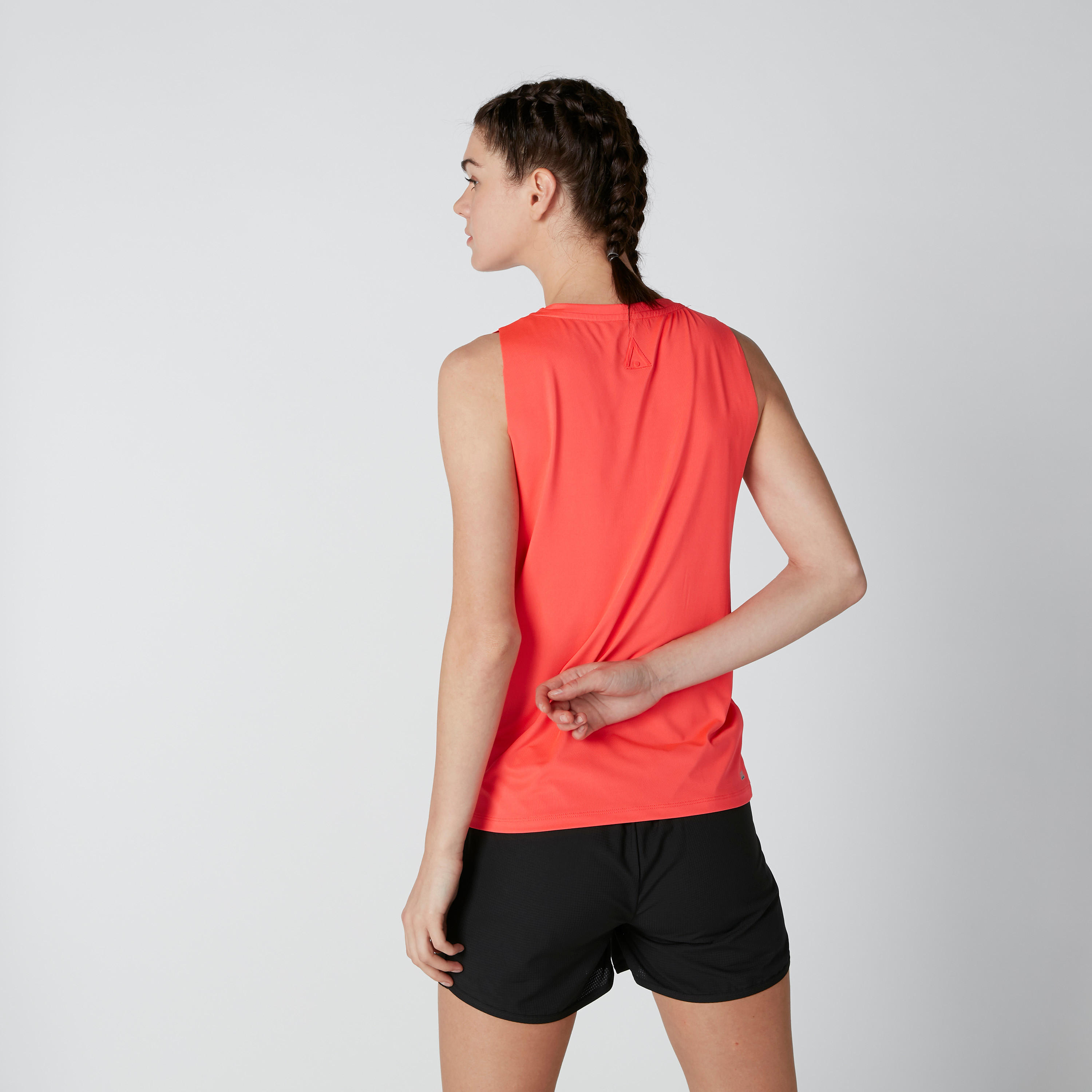 تيشيرت دون أكمام بياقة عميقة وطبعات نصيّة-women-clothing-sportswearandactivewear-tshirtsandvests-image-3