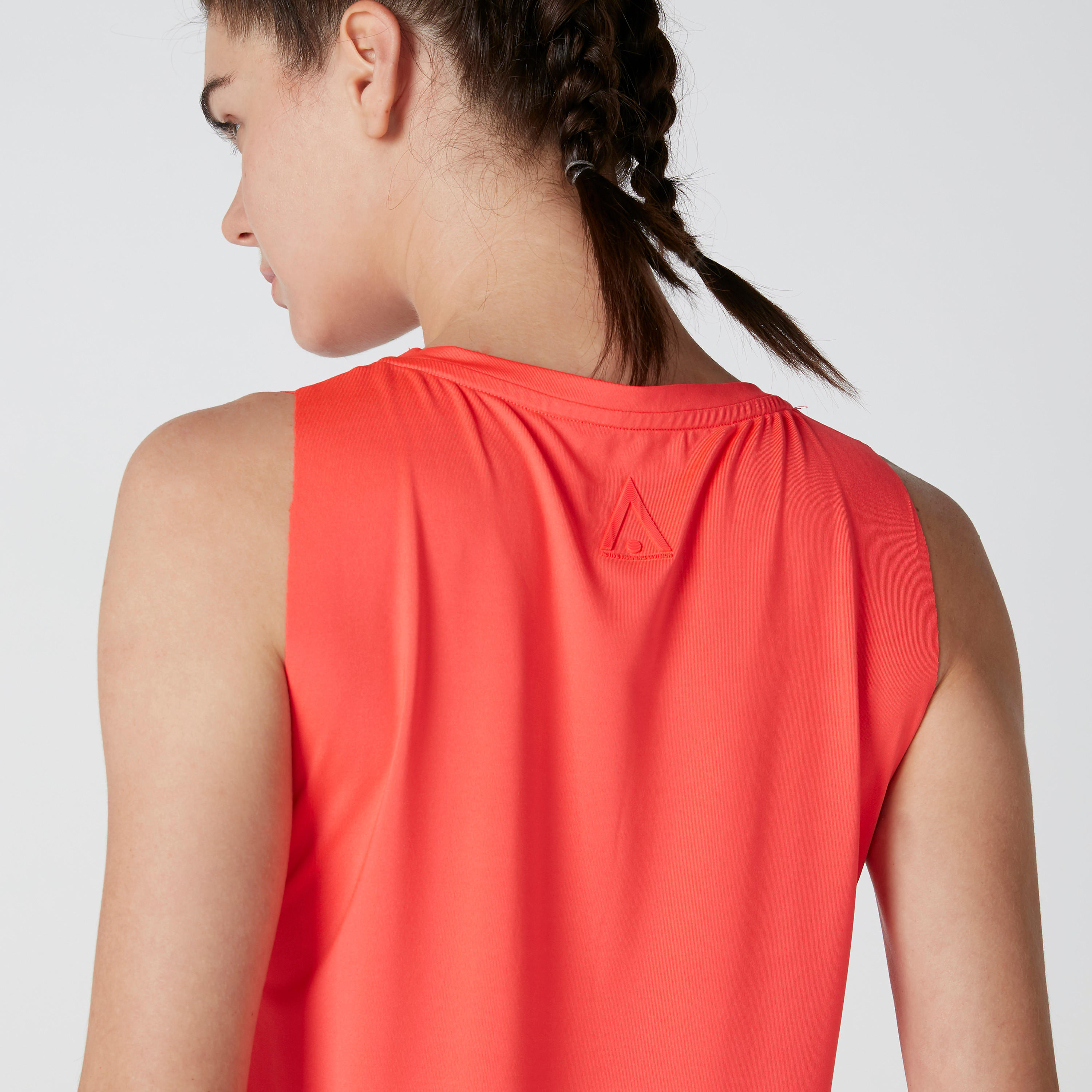 تيشيرت دون أكمام بياقة عميقة وطبعات نصيّة-women-clothing-sportswearandactivewear-tshirtsandvests-image-5