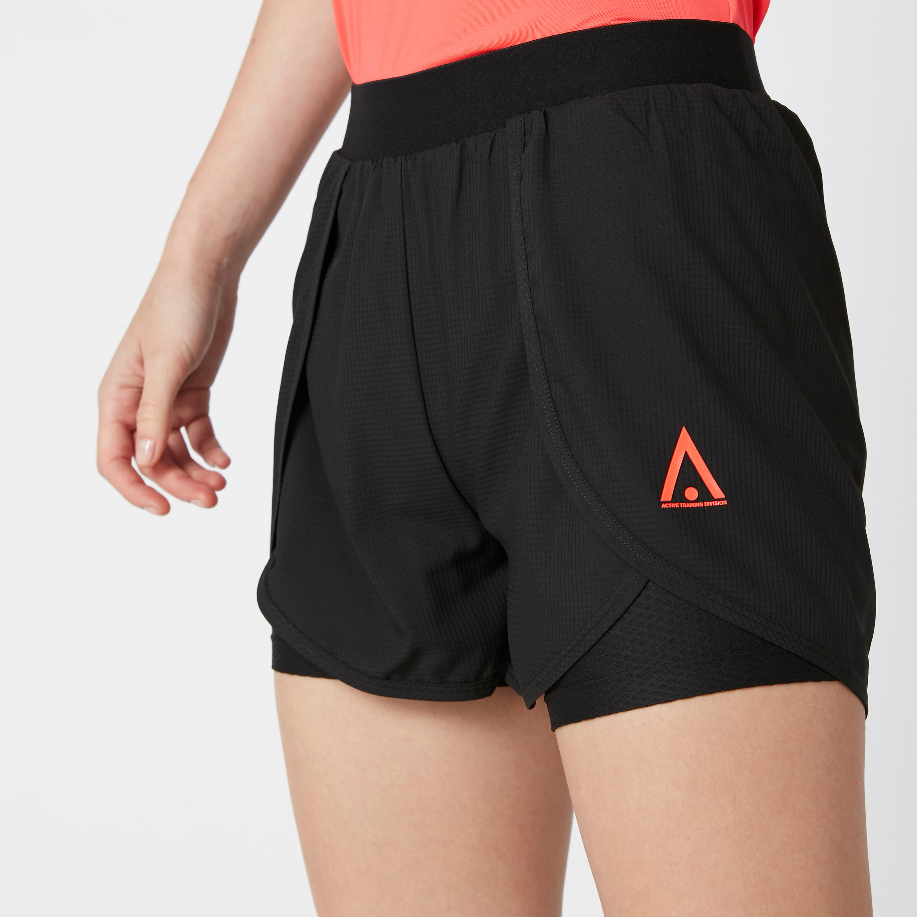 شورت بخصر مطّاطي وحوّاف غير مستوية وطبعات-women-clothing-sportswearandactivewear-bottoms-image-5