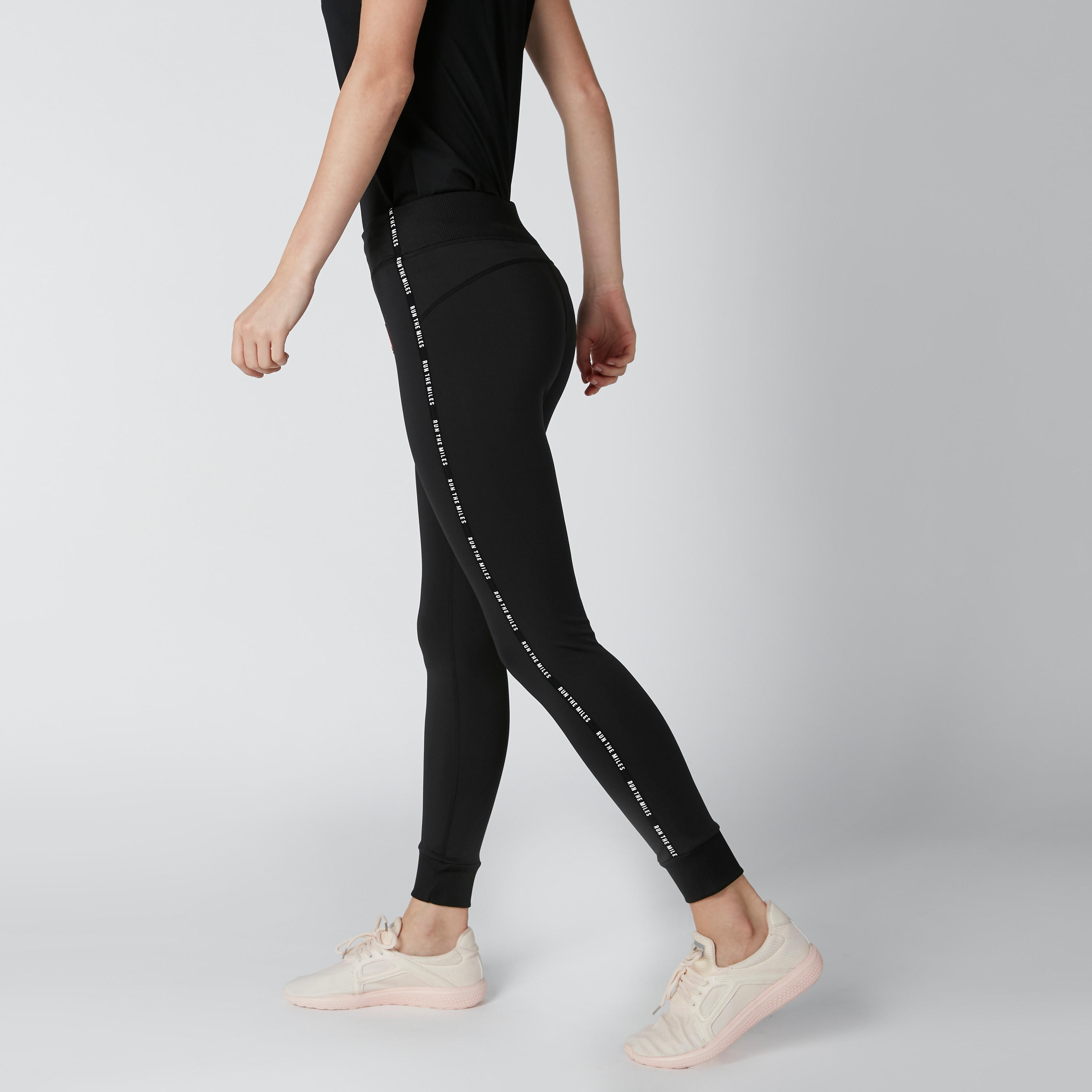 بنطال ليقنز طويل بشريطة وطبعات-women-clothing-sportswearandactivewear-bottoms-image-4