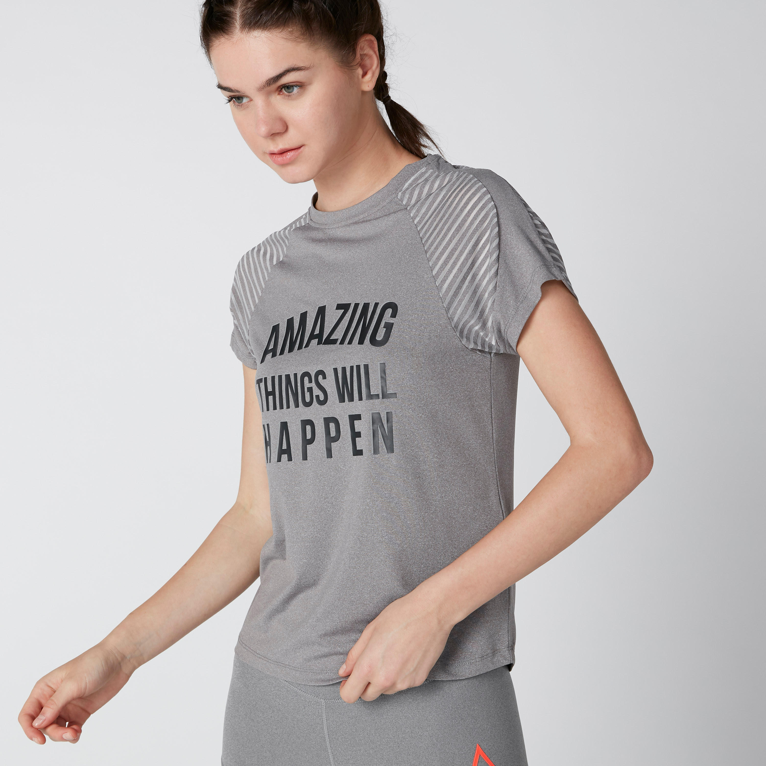 تيشيرت بياقة مستديرة وأكمام مغايرة وطبعات-women-clothing-sportswearandactivewear-tshirtsandvests-image-1
