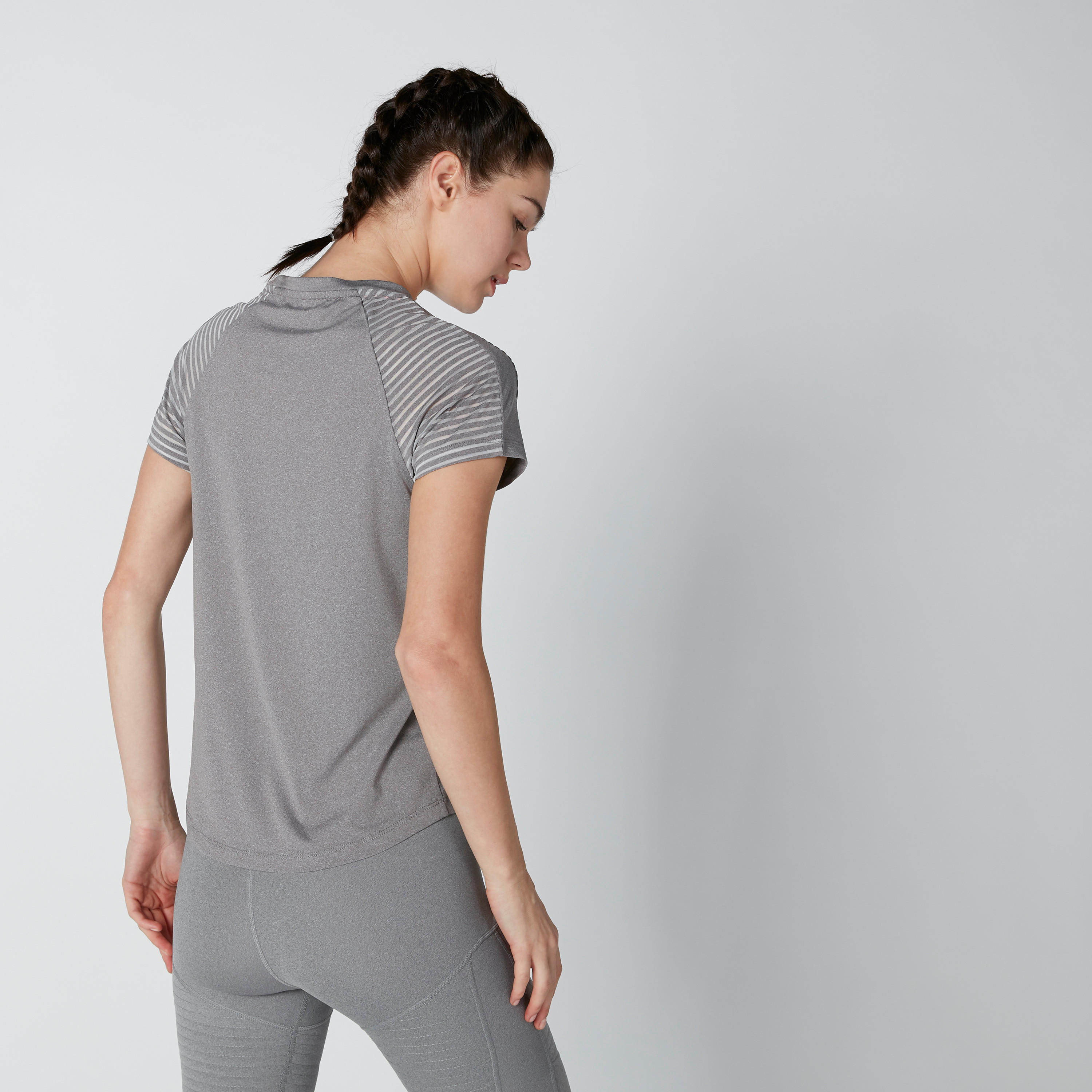 تيشيرت بياقة مستديرة وأكمام مغايرة وطبعات-women-clothing-sportswearandactivewear-tshirtsandvests-image-3