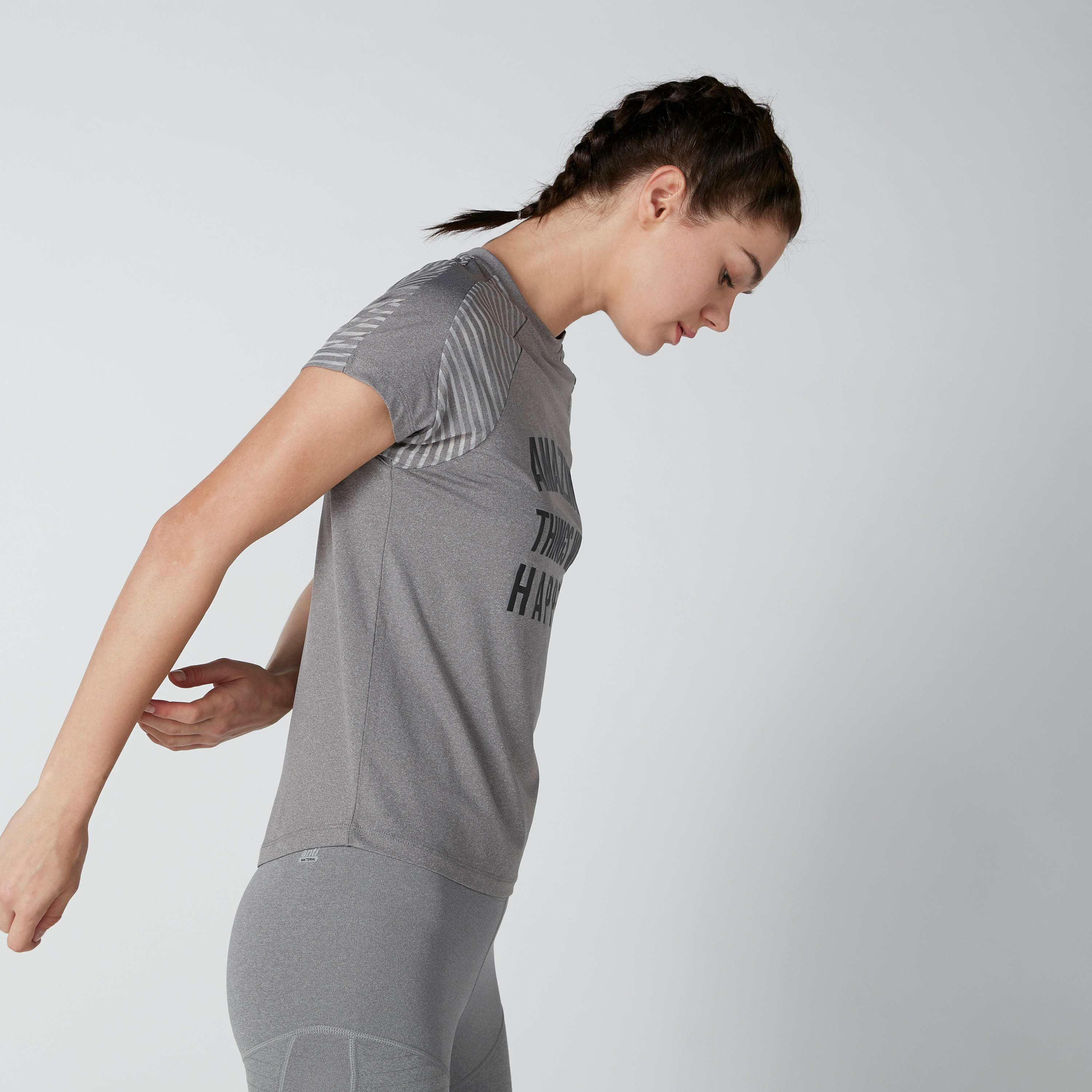 تيشيرت بياقة مستديرة وأكمام مغايرة وطبعات-women-clothing-sportswearandactivewear-tshirtsandvests-image-4