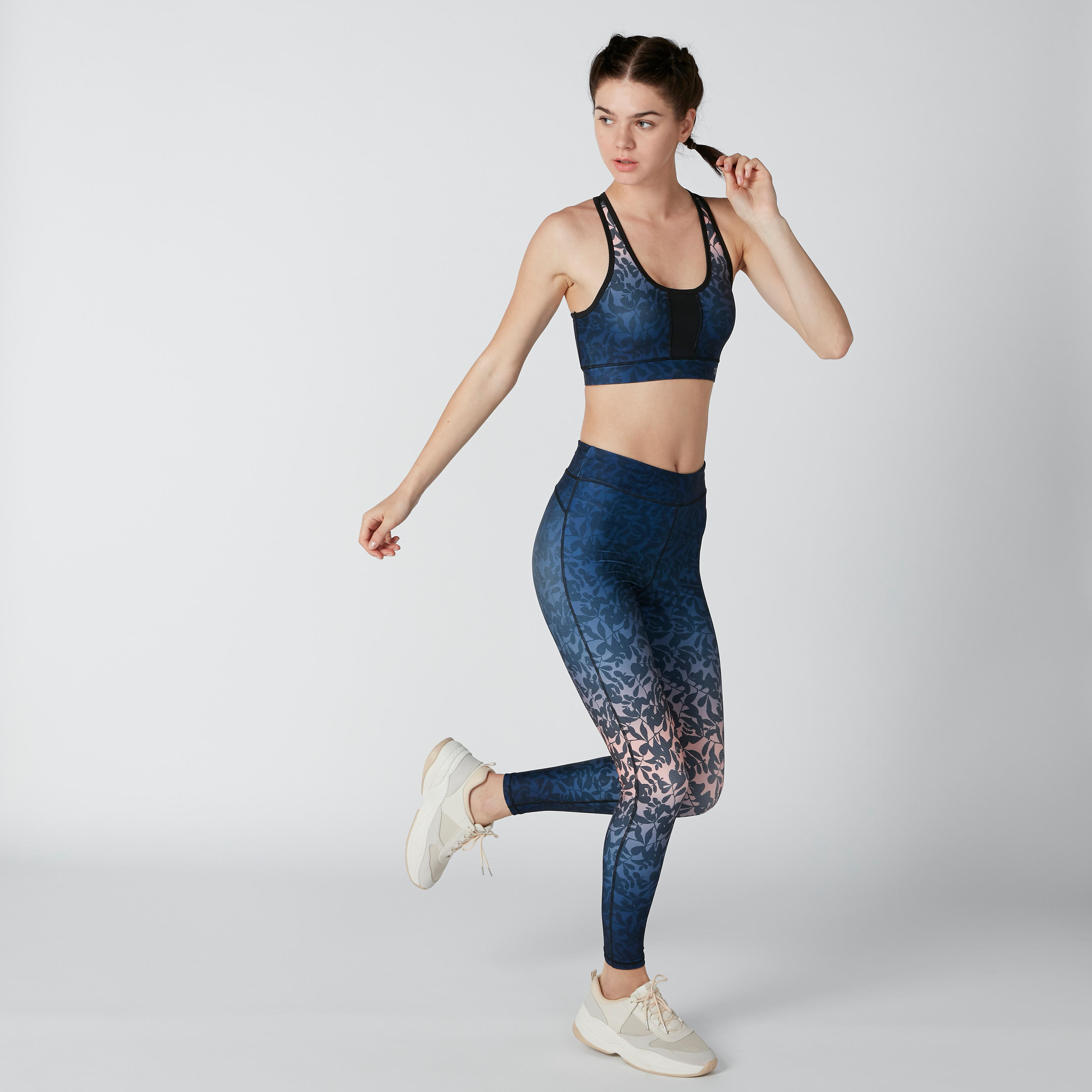 صدريّة رياضيّة بياقة عميقة وظهر ريسر وطبعات-sports-women-clothing-sportsbras-image-2