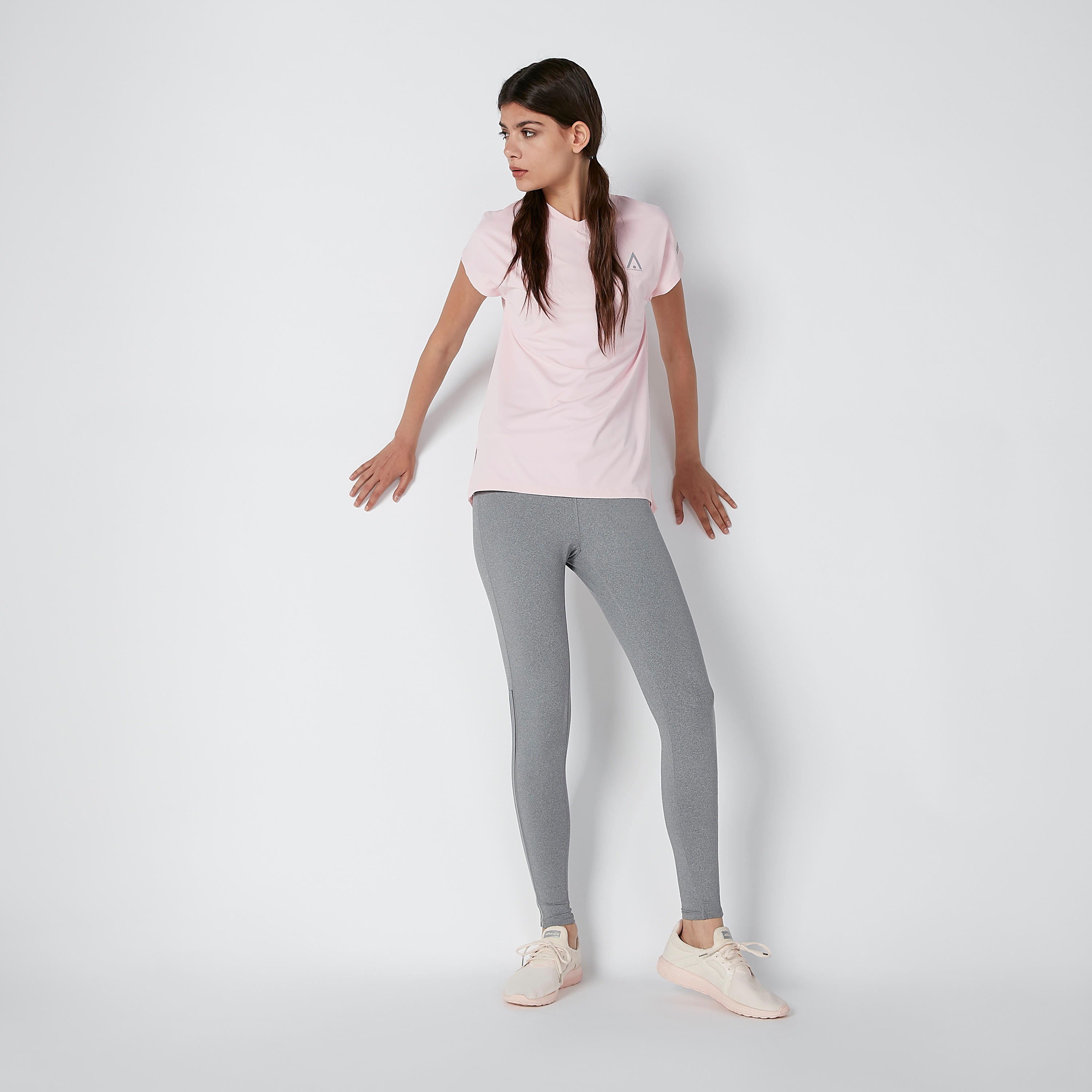 تيشيرت بياقة V وأكمام متصلة وطبعات-women-clothing-sportswearandactivewear-tshirtsandvests-image-2
