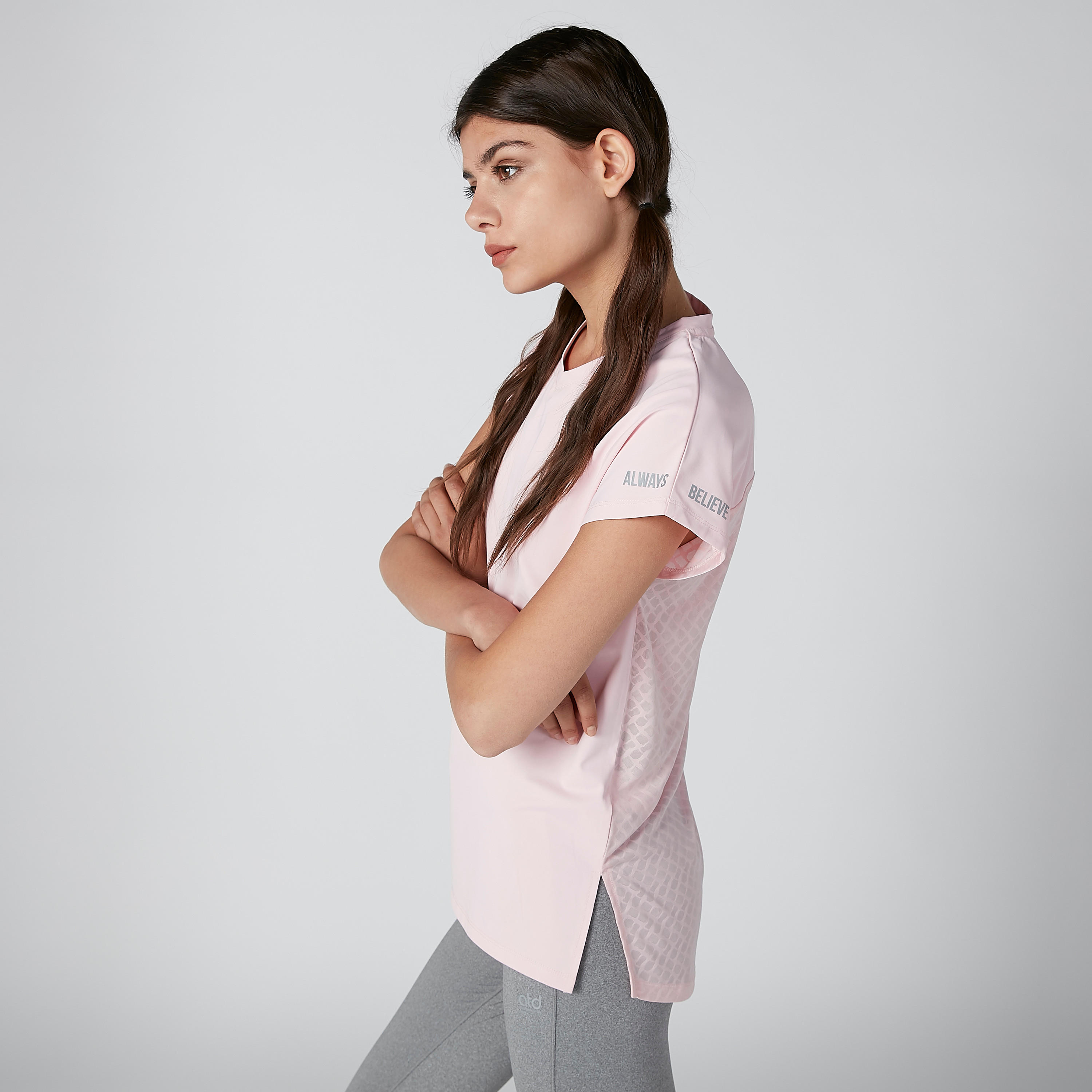 تيشيرت بياقة V وأكمام متصلة وطبعات-women-clothing-sportswearandactivewear-tshirtsandvests-image-4